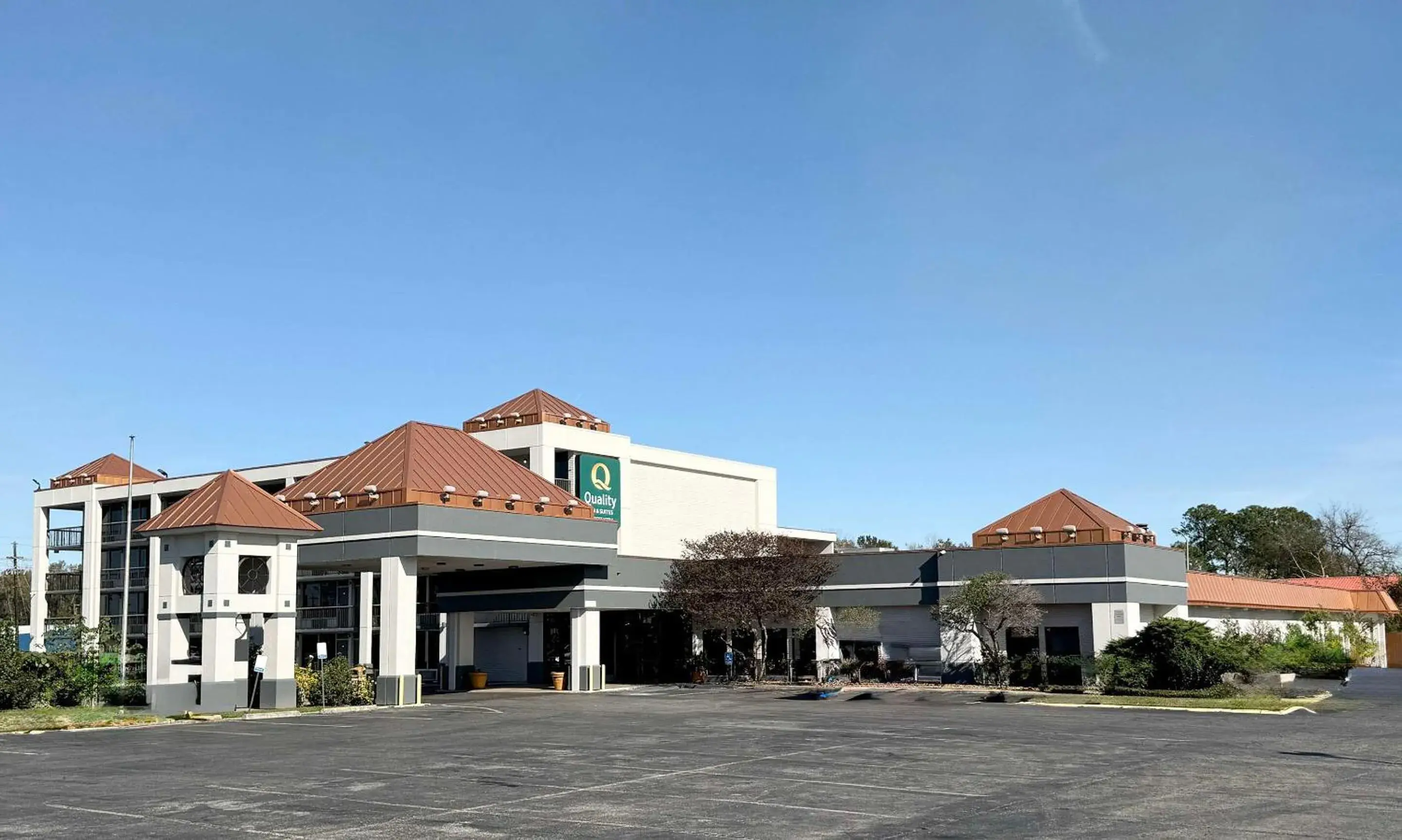 Property building in Quality Inn & Suites Baton Rouge West - Port Allen Property building in Quality Inn & Suites Baton Rouge West - Port Allen