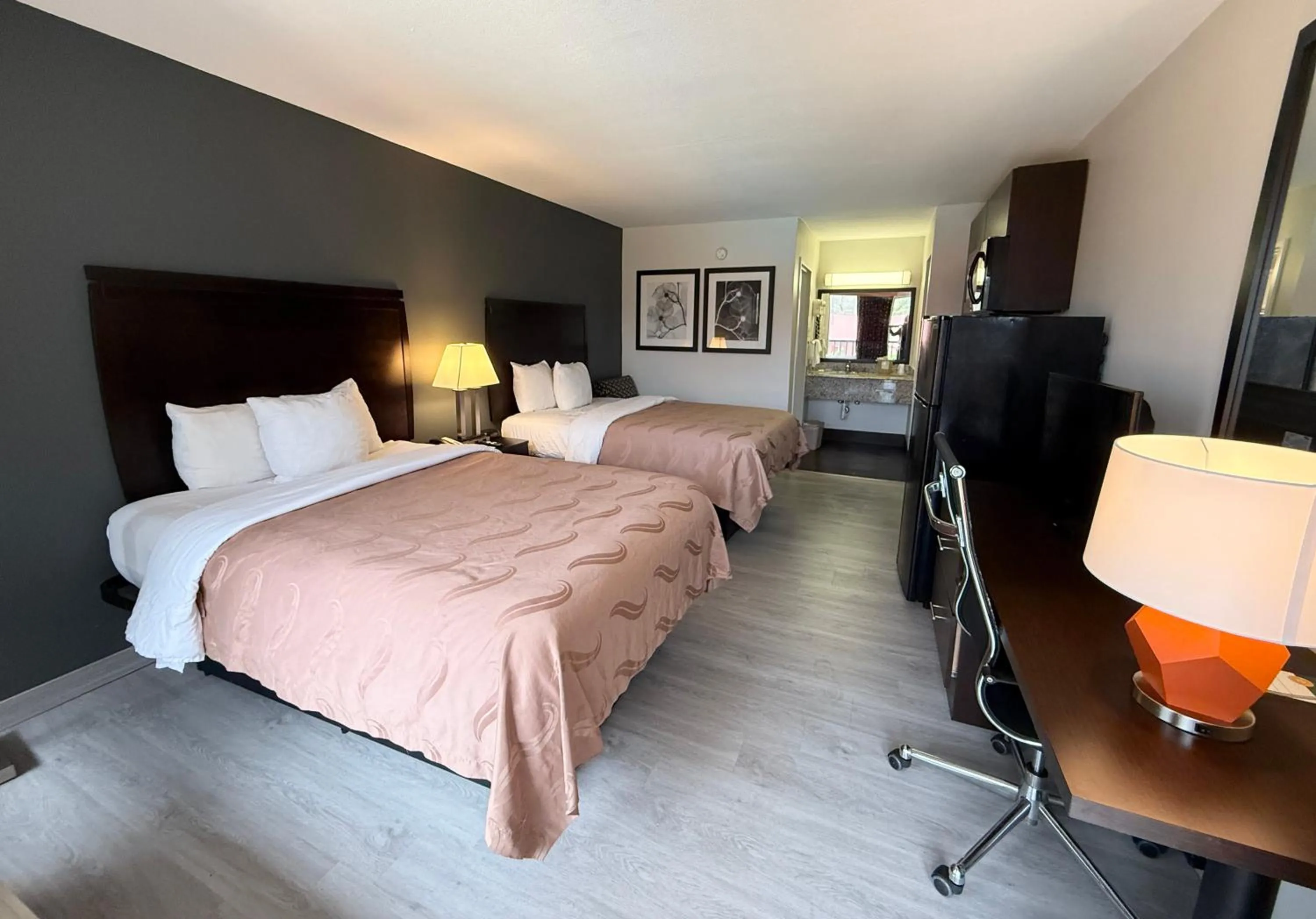 Photo of the whole room, Bed in Quality Inn & Suites Baton Rouge West - Port Allen