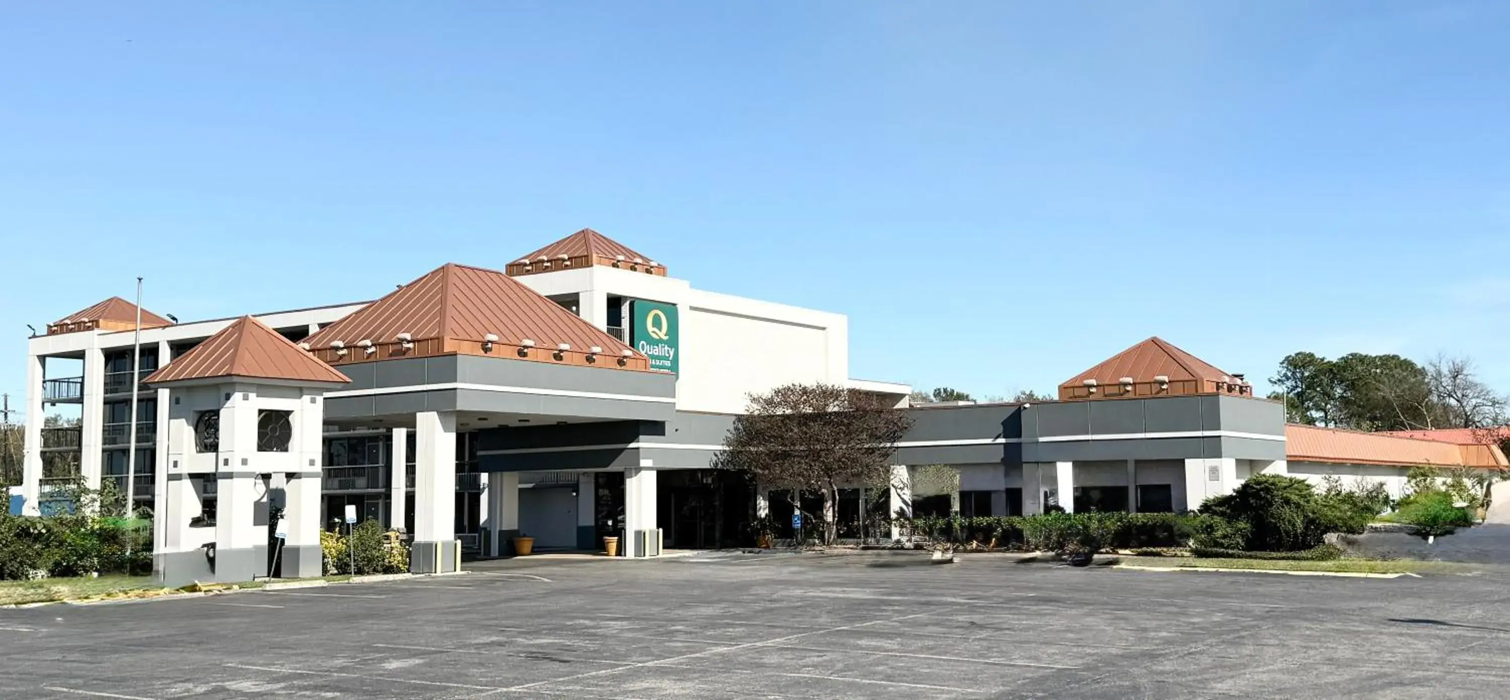 Property building in Quality Inn & Suites Baton Rouge West - Port Allen Property building in Quality Inn & Suites Baton Rouge West - Port Allen