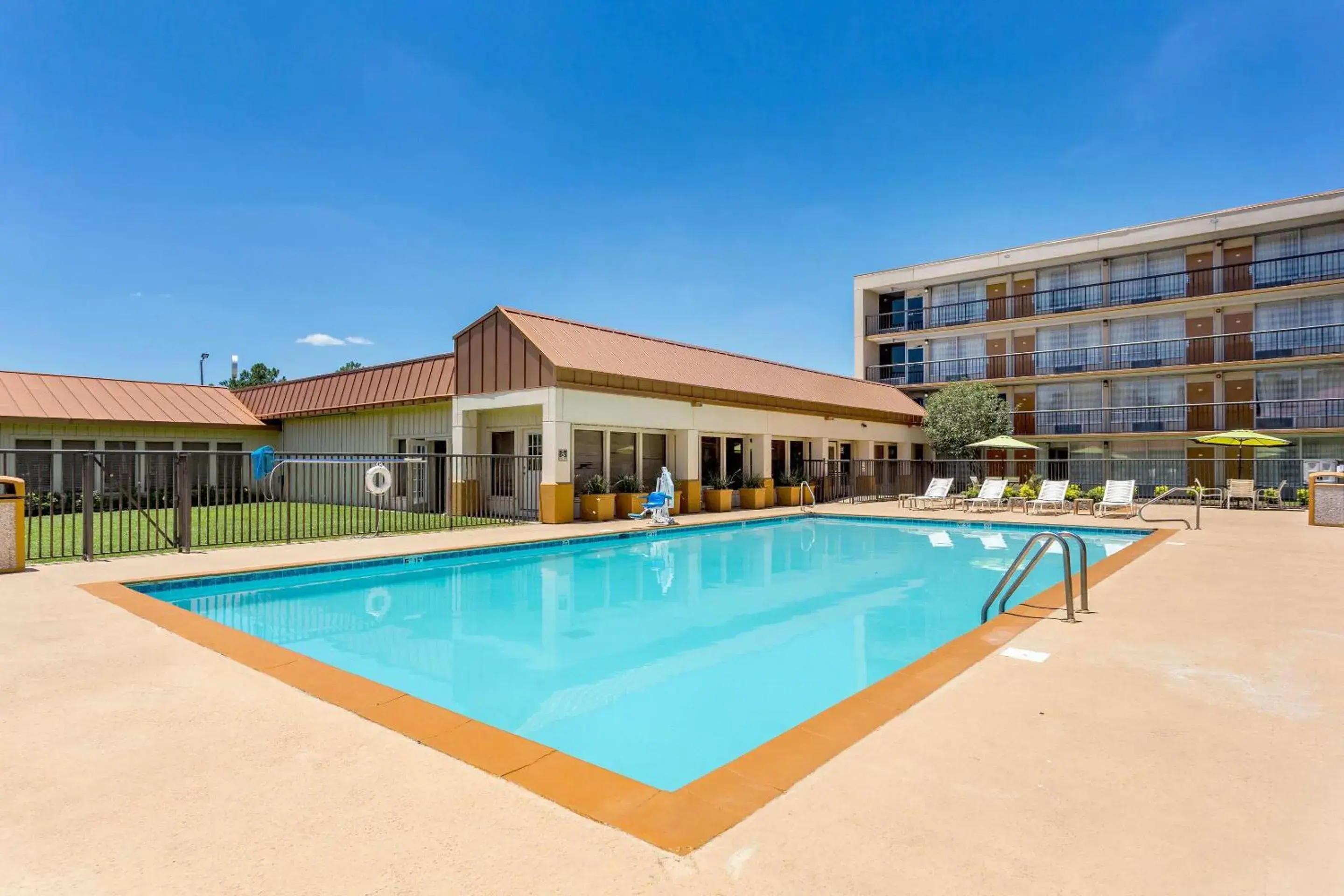 Swimming pool in Quality Inn & Suites Baton Rouge West - Port Allen Swimming pool in Quality Inn & Suites Baton Rouge West - Port Allen