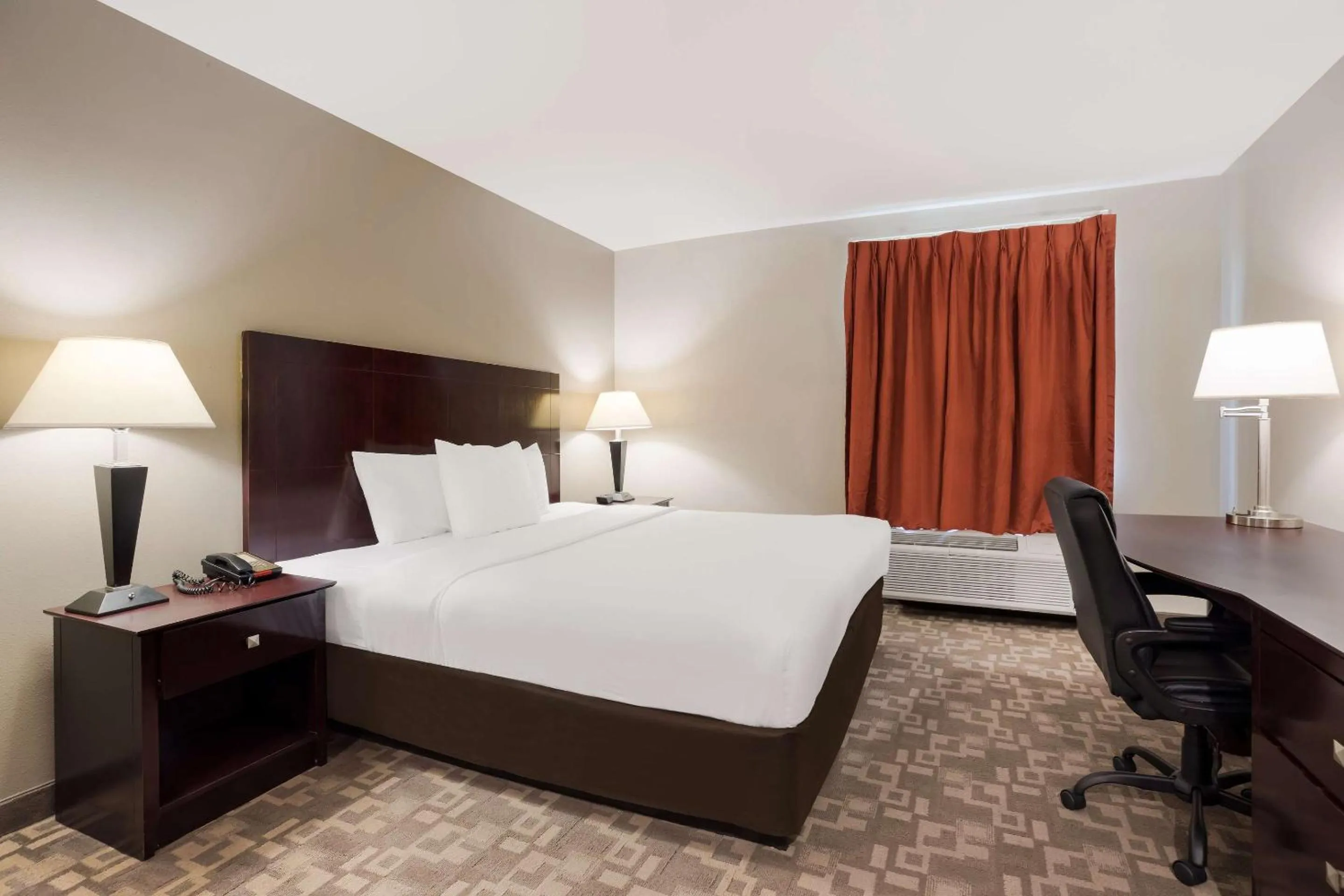 Bedroom, Bed in Suburban Studios Berwick - Morgan City