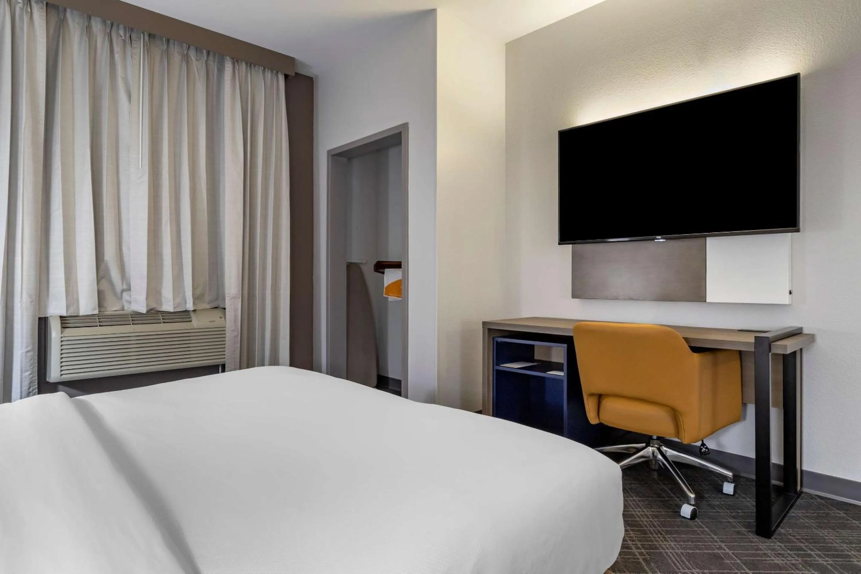 Bedroom, Bed in Comfort Suites Natchitoches