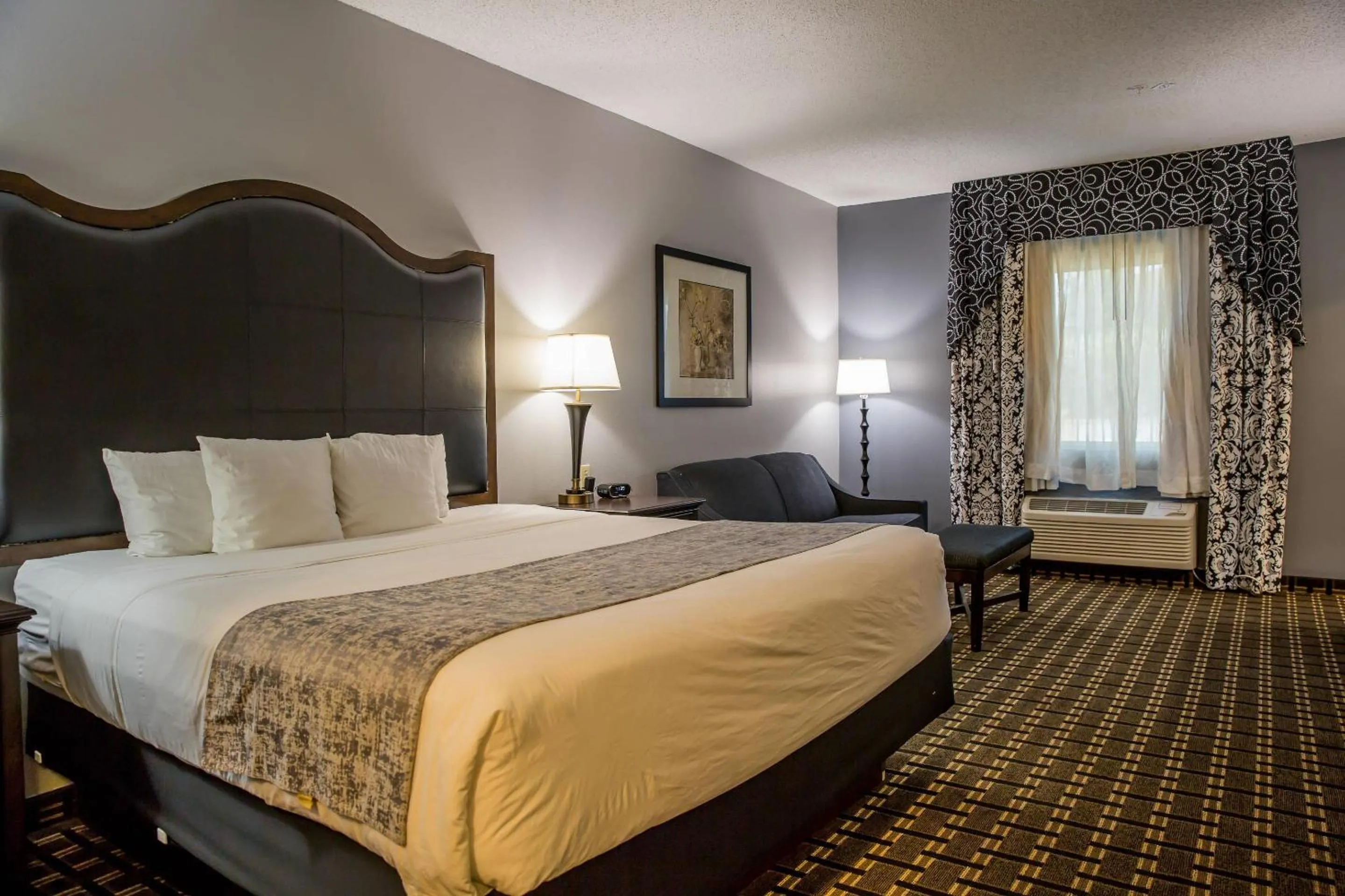 Bedroom, Bed in Evangeline Downs Hotel, an Ascend Collection Hotel