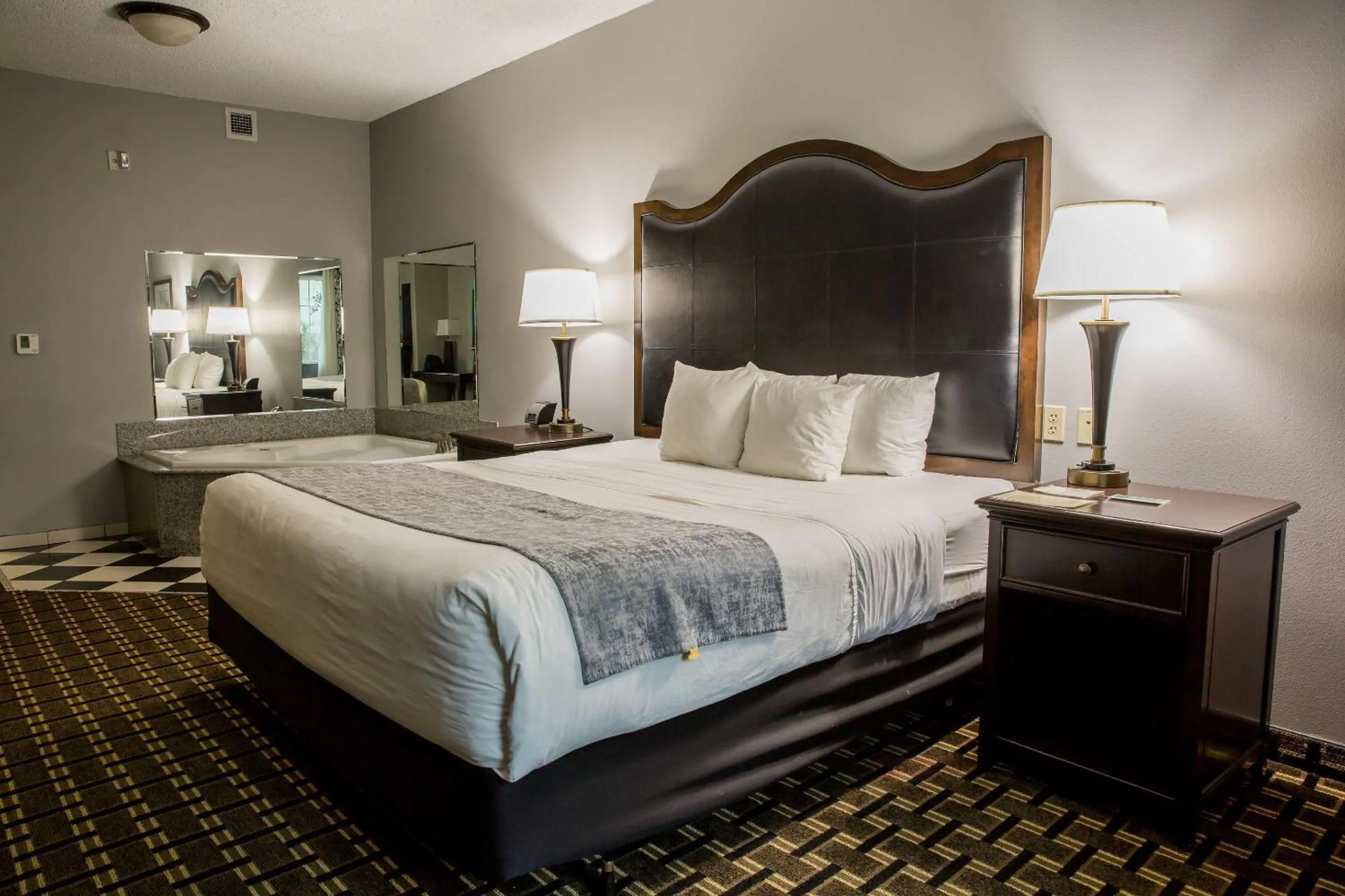 Bedroom, Bed in Evangeline Downs Hotel, an Ascend Collection Hotel
