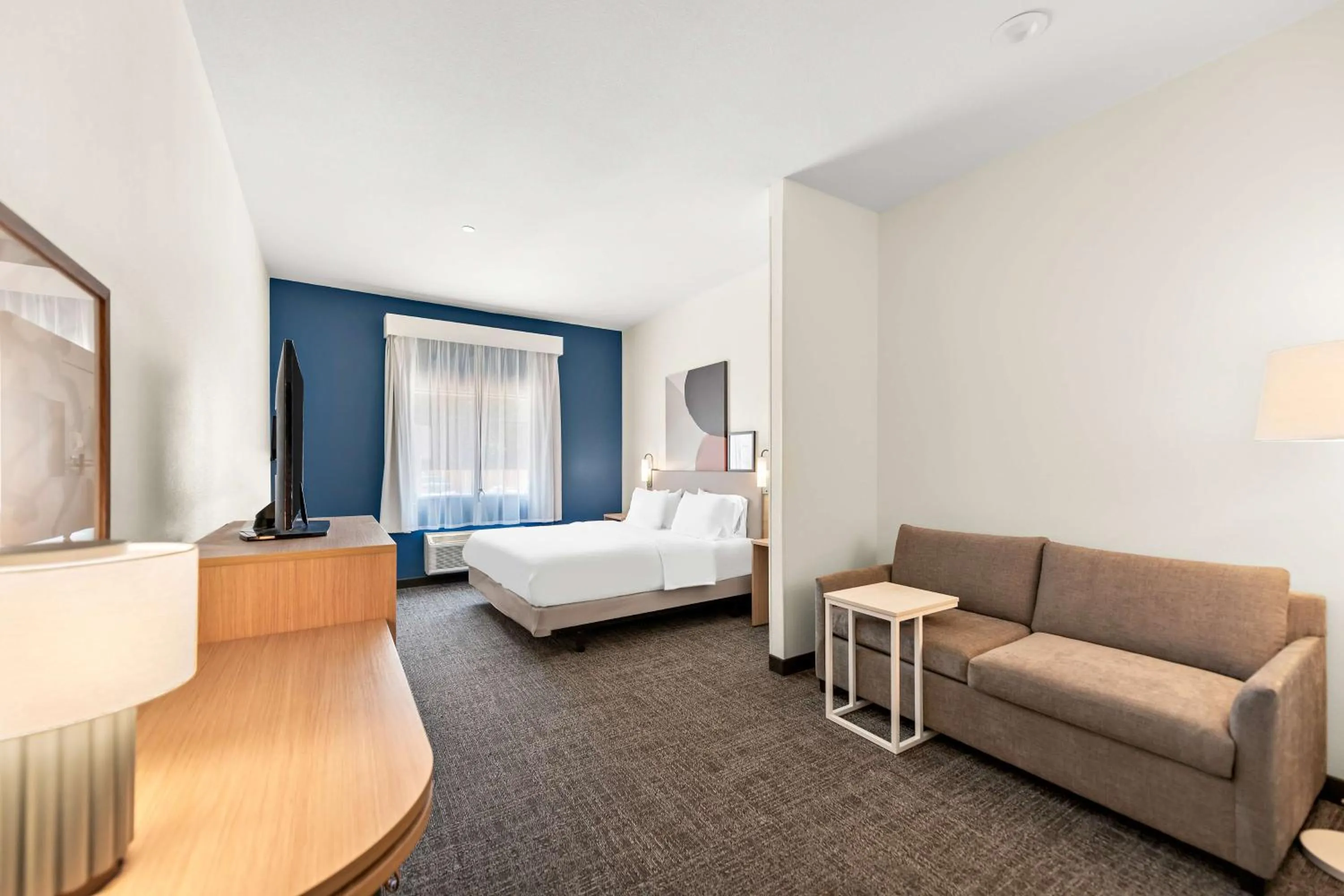 Living room, Bed in Comfort Inn & Suites Mansfield