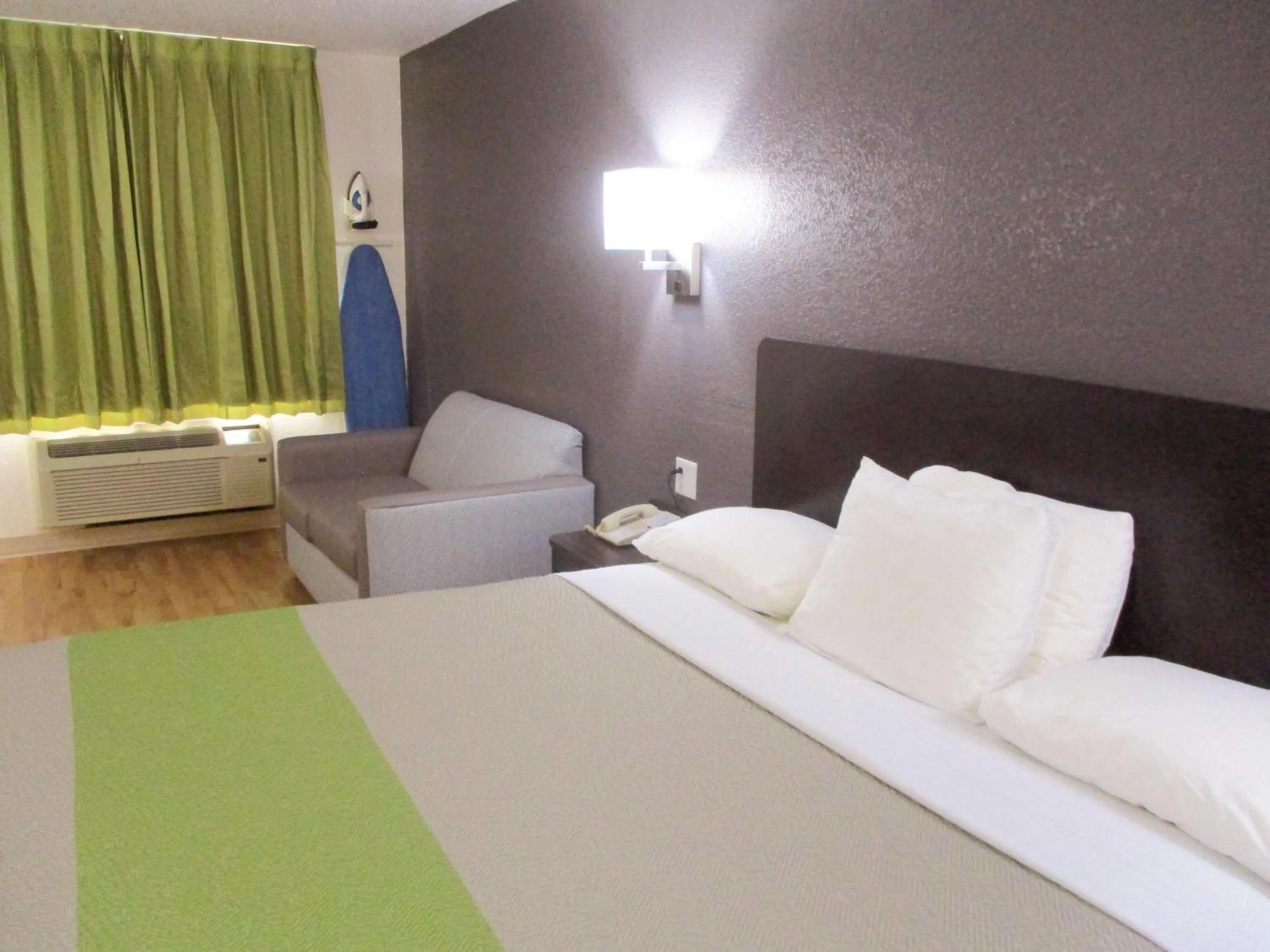 Photo of the whole room, Bed in Studio 6-Luling, LA