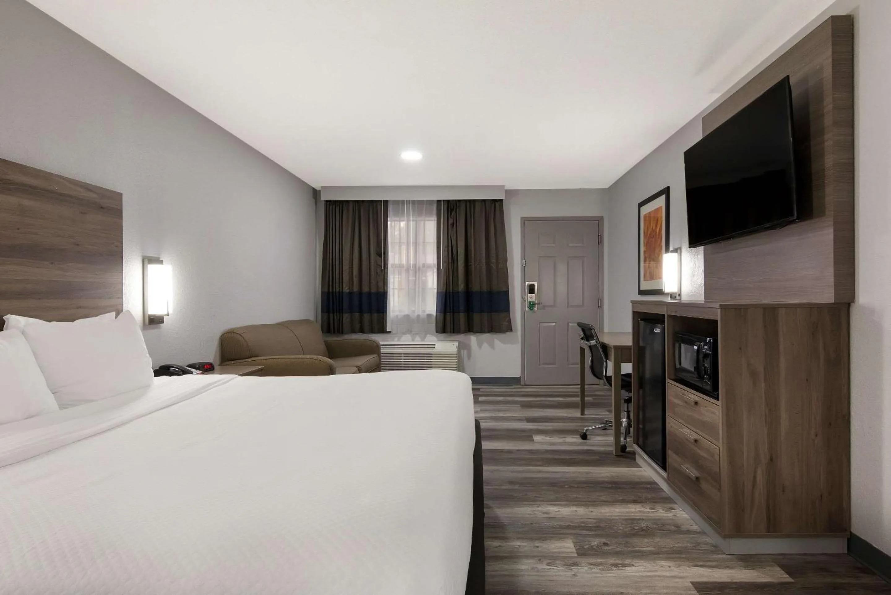 Bedroom, Bed in Quality Inn near Casinos and Convention Center