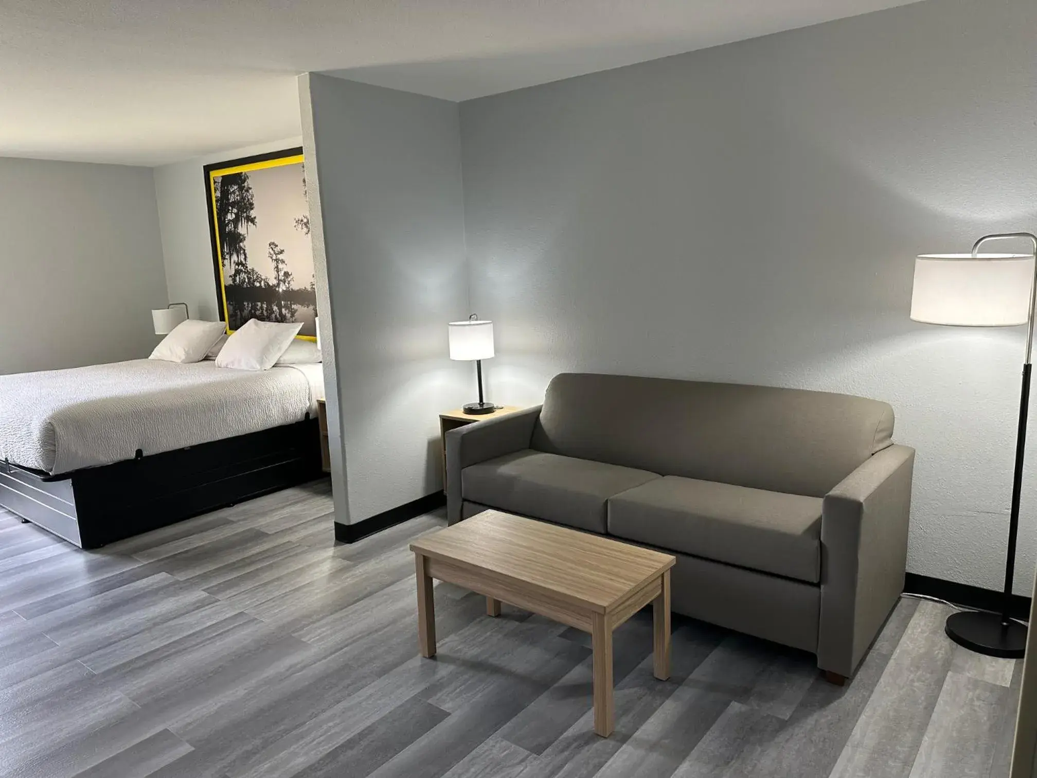 Bedroom, Bed in Super 8 by Wyndham Alexandria LA