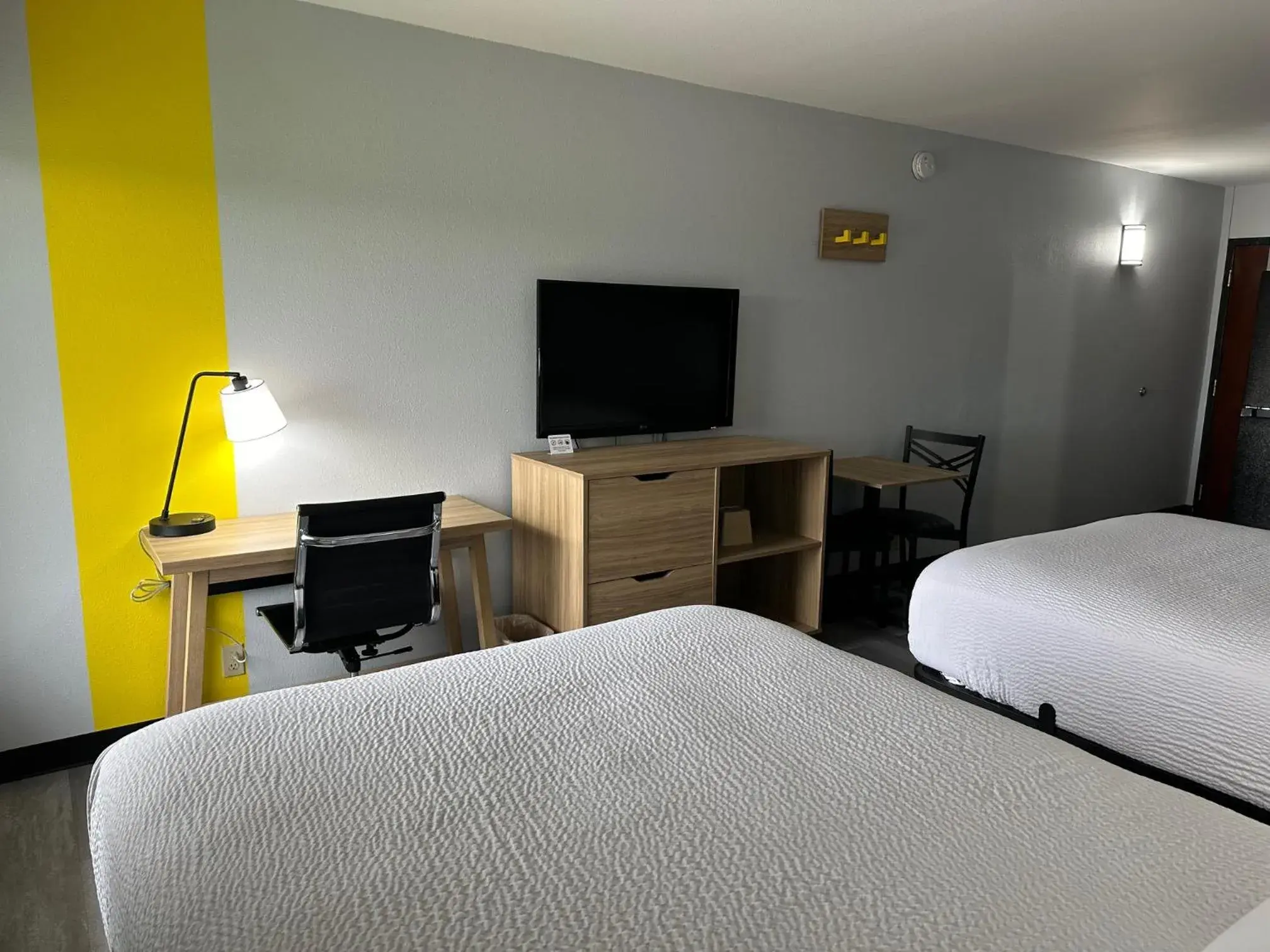 TV and multimedia, Bed in Super 8 by Wyndham Alexandria LA