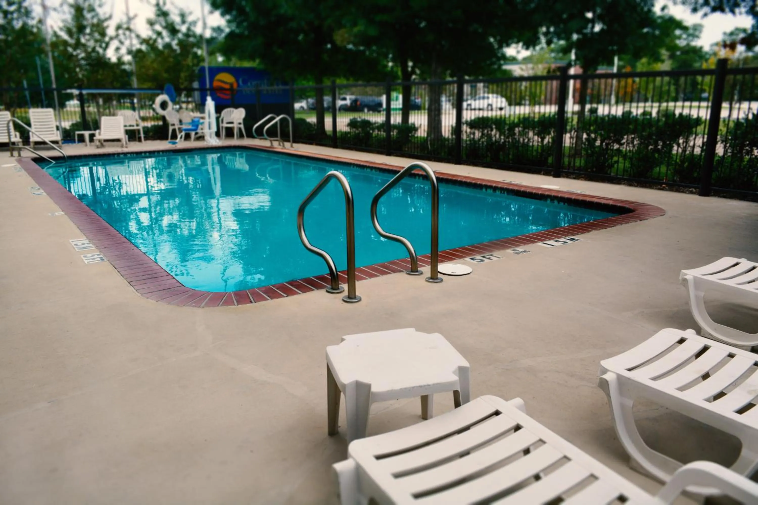 Swimming pool in Comfort Inn & Suites Covington - Mandeville