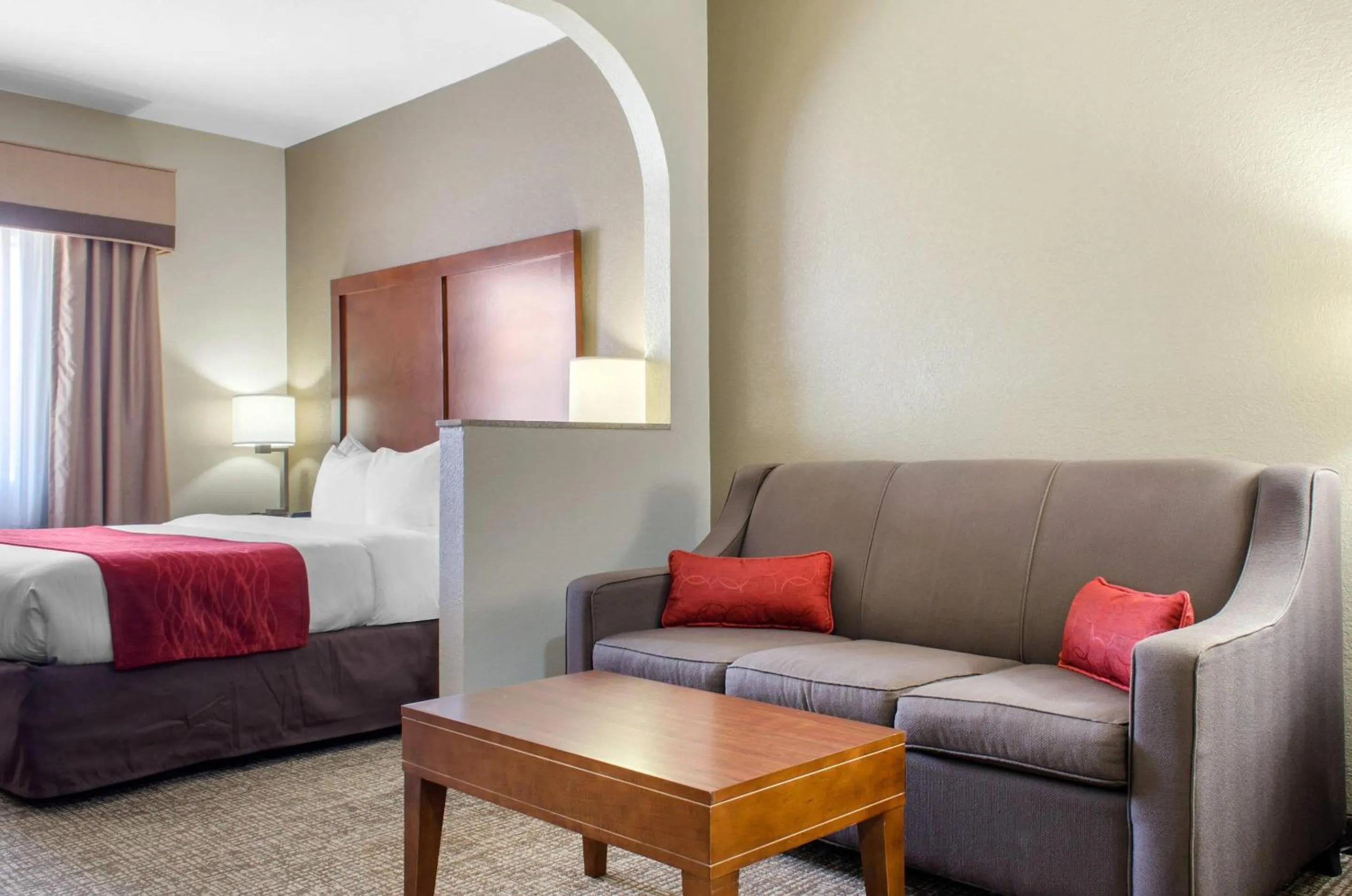 Bedroom, Bed in Comfort Inn & Suites Covington - Mandeville