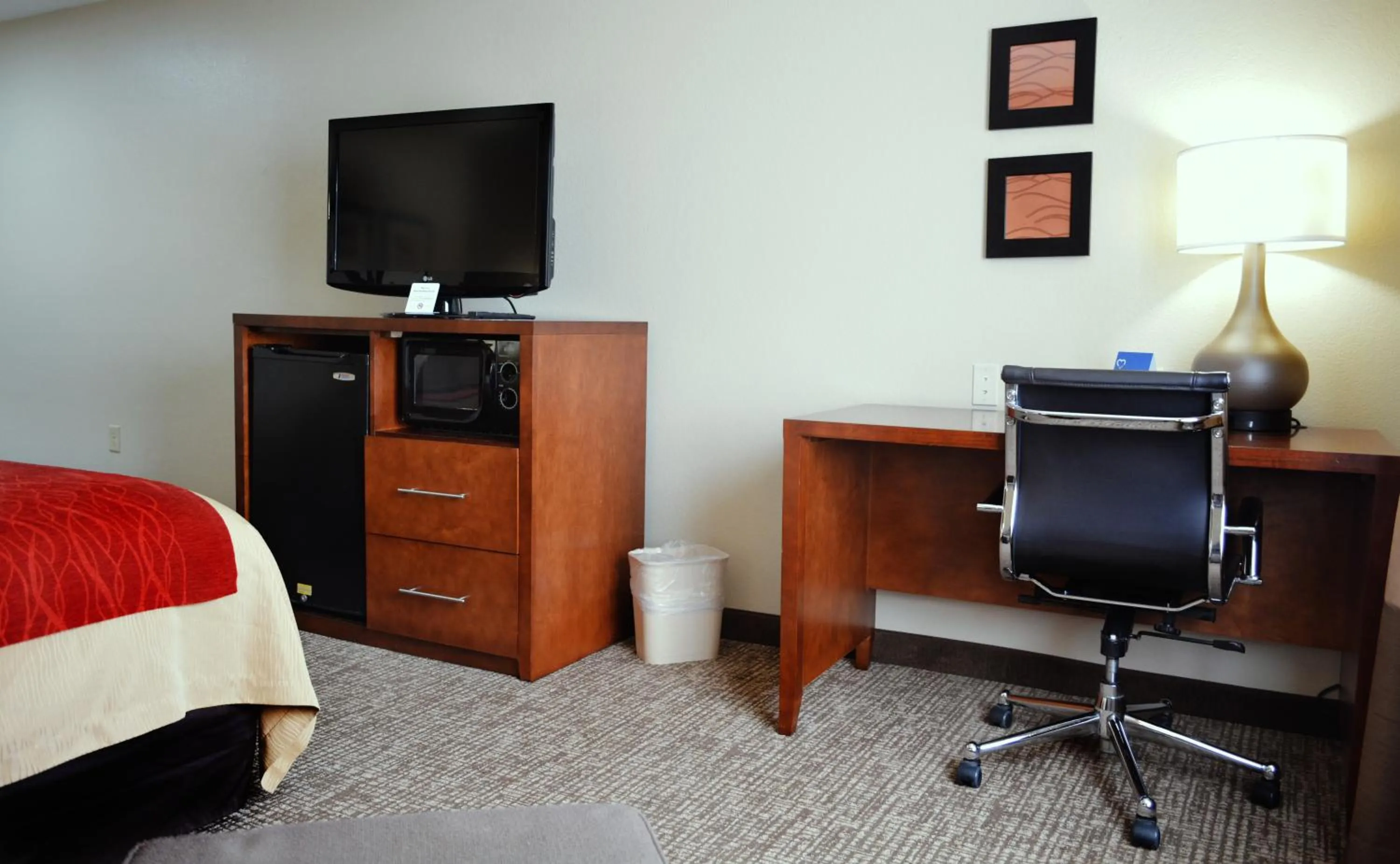 TV and multimedia, Bed in Comfort Inn & Suites Covington - Mandeville