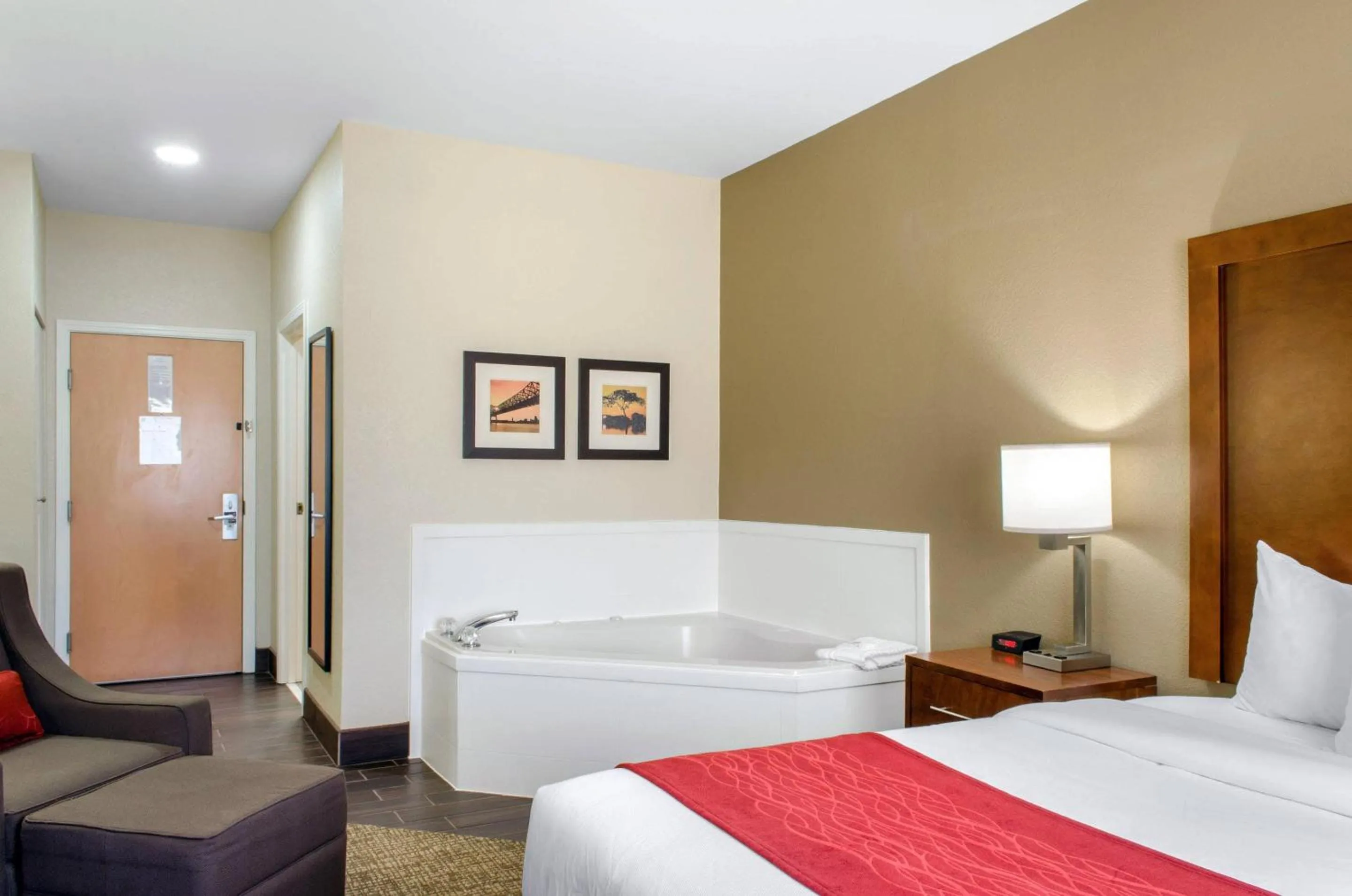 Bedroom, Bed in Comfort Inn & Suites Covington - Mandeville