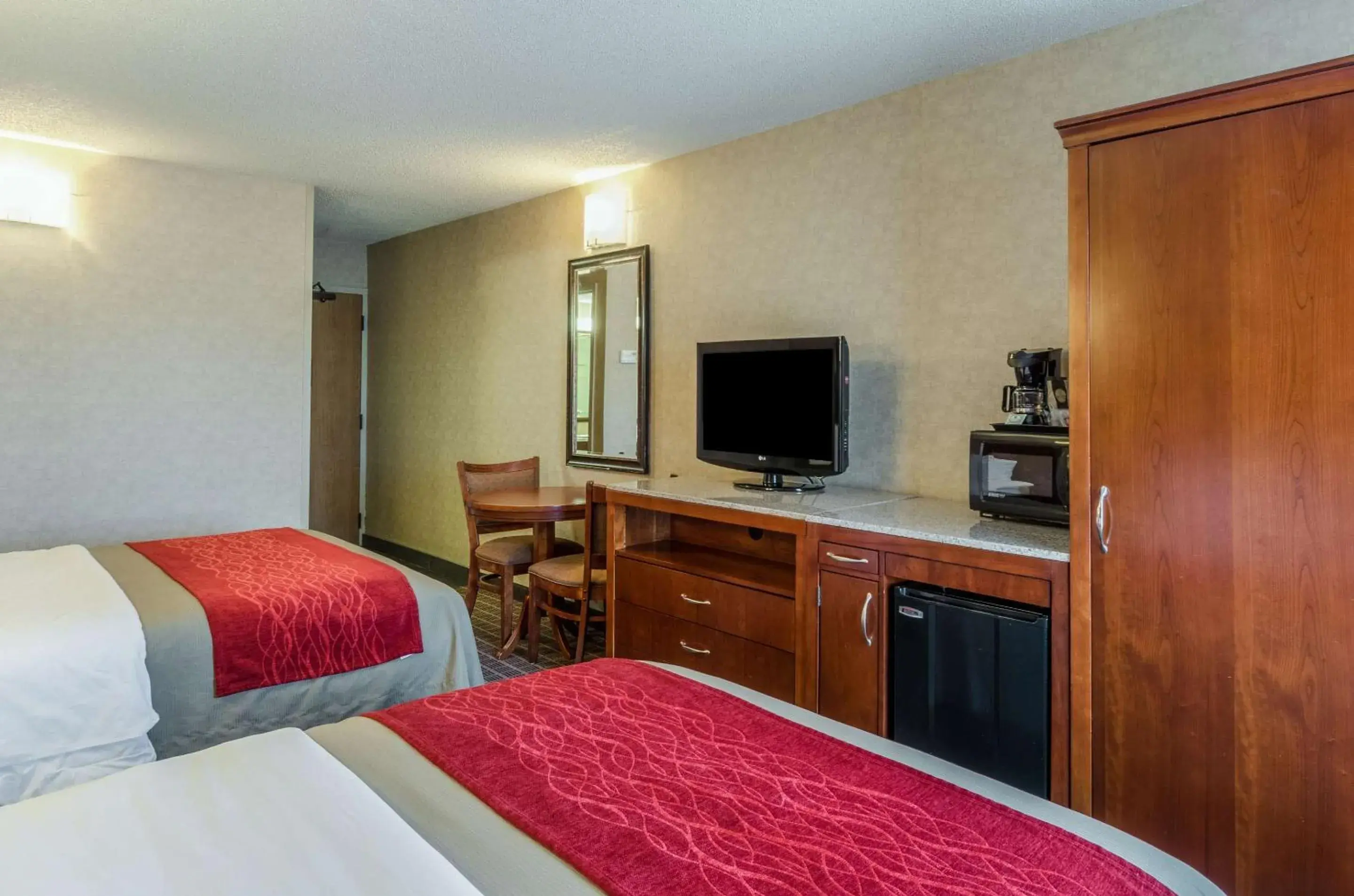 Bedroom, Bed in Comfort Inn & Suites West Springfield Bedroom, Bed in Comfort Inn & Suites West Springfield