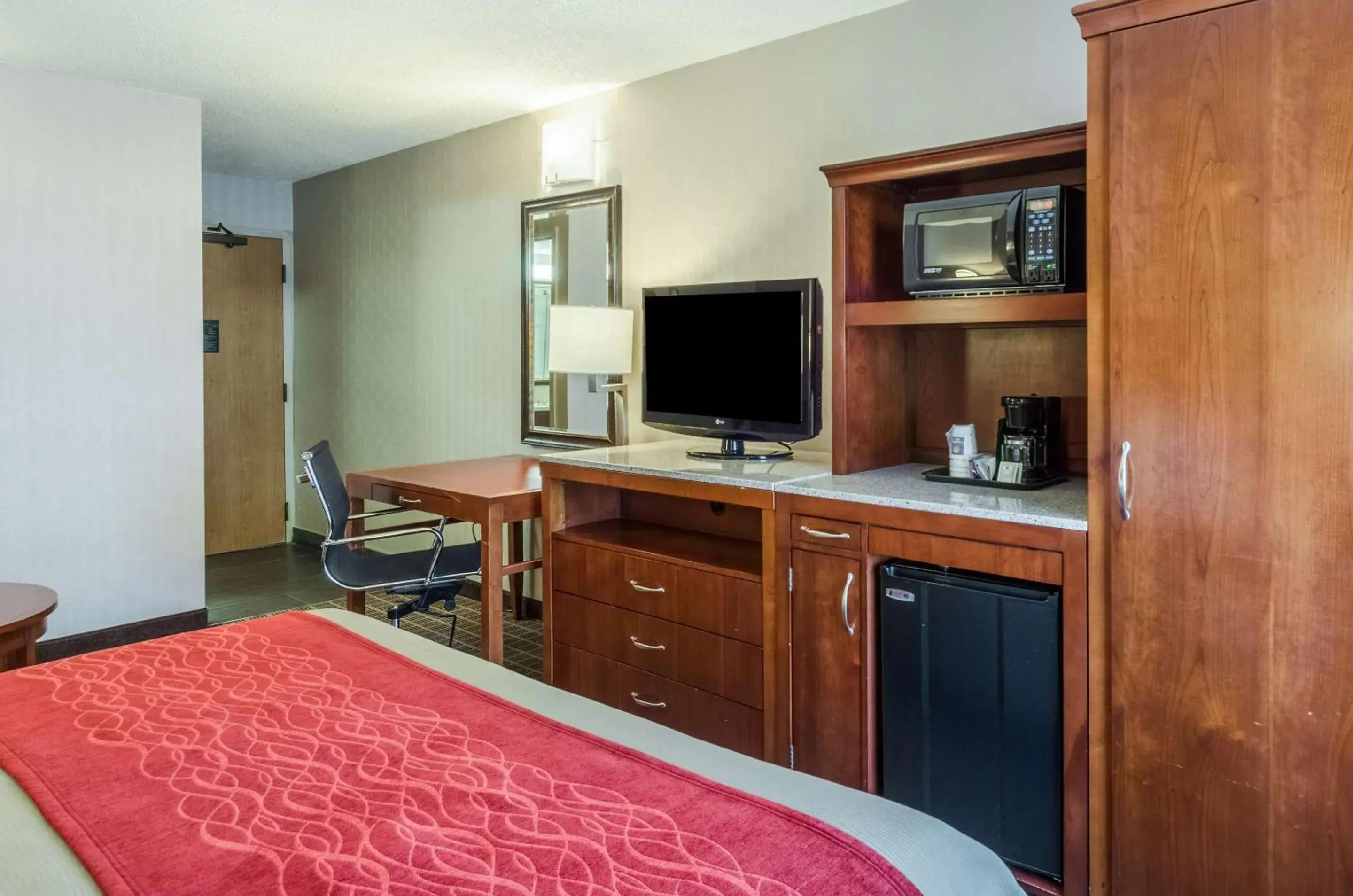 Bedroom, Bed in Comfort Inn & Suites West Springfield Bedroom, Bed in Comfort Inn & Suites West Springfield
