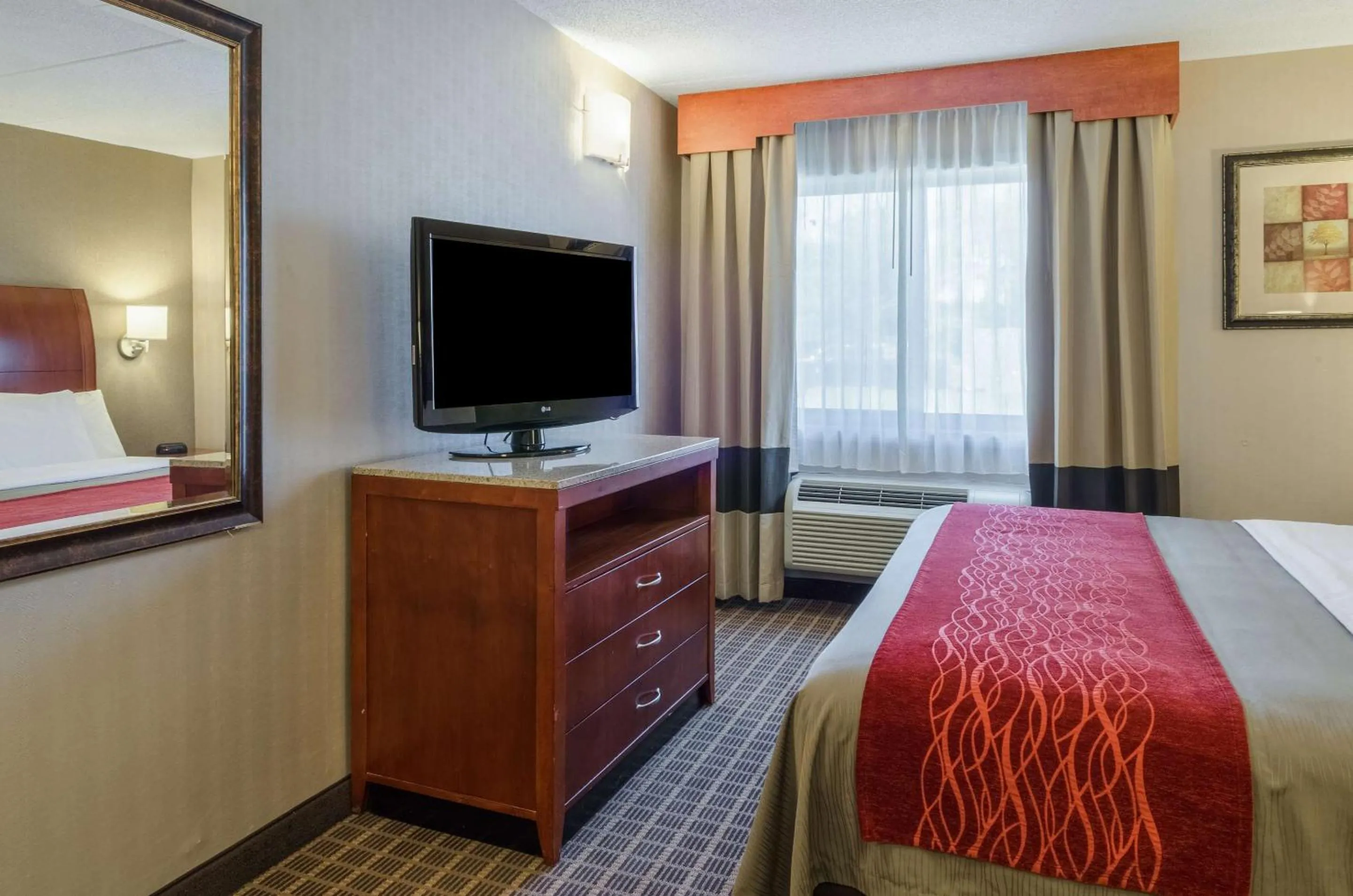 Bedroom, Bed in Comfort Inn & Suites West Springfield