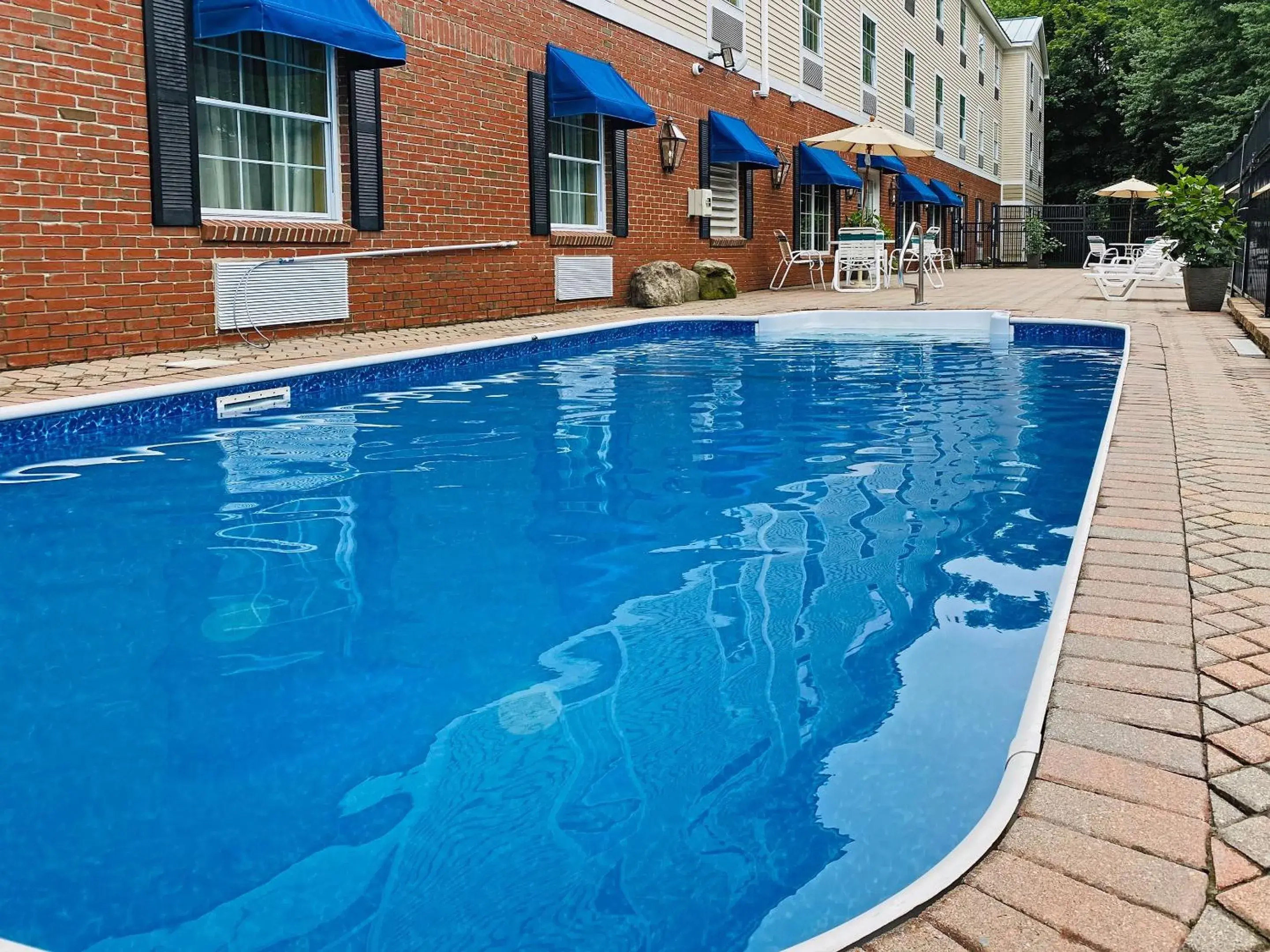 Swimming pool in Comfort Inn & Suites Sturbridge-Brimfield Swimming pool in Comfort Inn & Suites Sturbridge-Brimfield