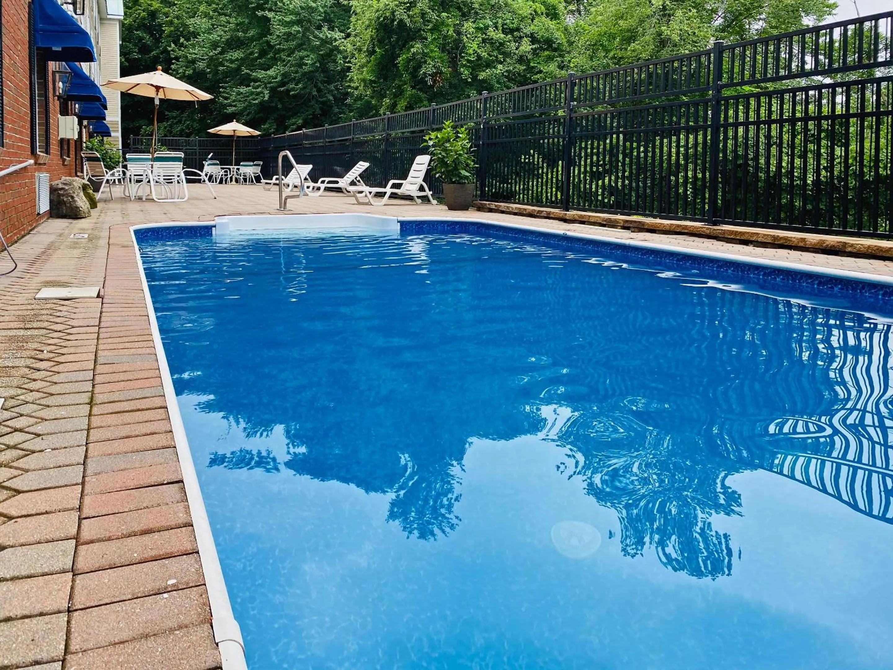 Swimming pool in Comfort Inn & Suites Sturbridge-Brimfield