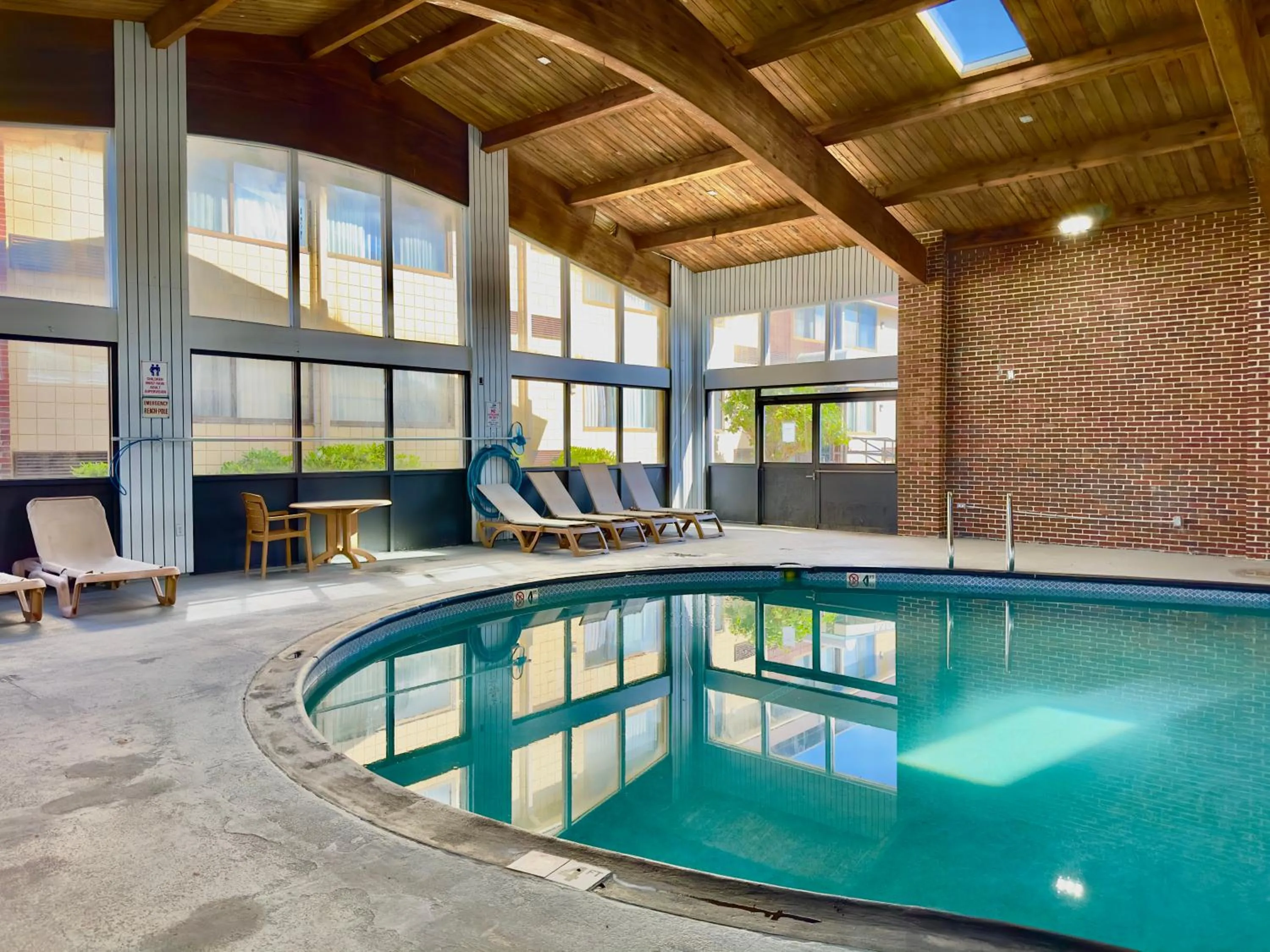 Swimming pool in Riverview Inn & Suites