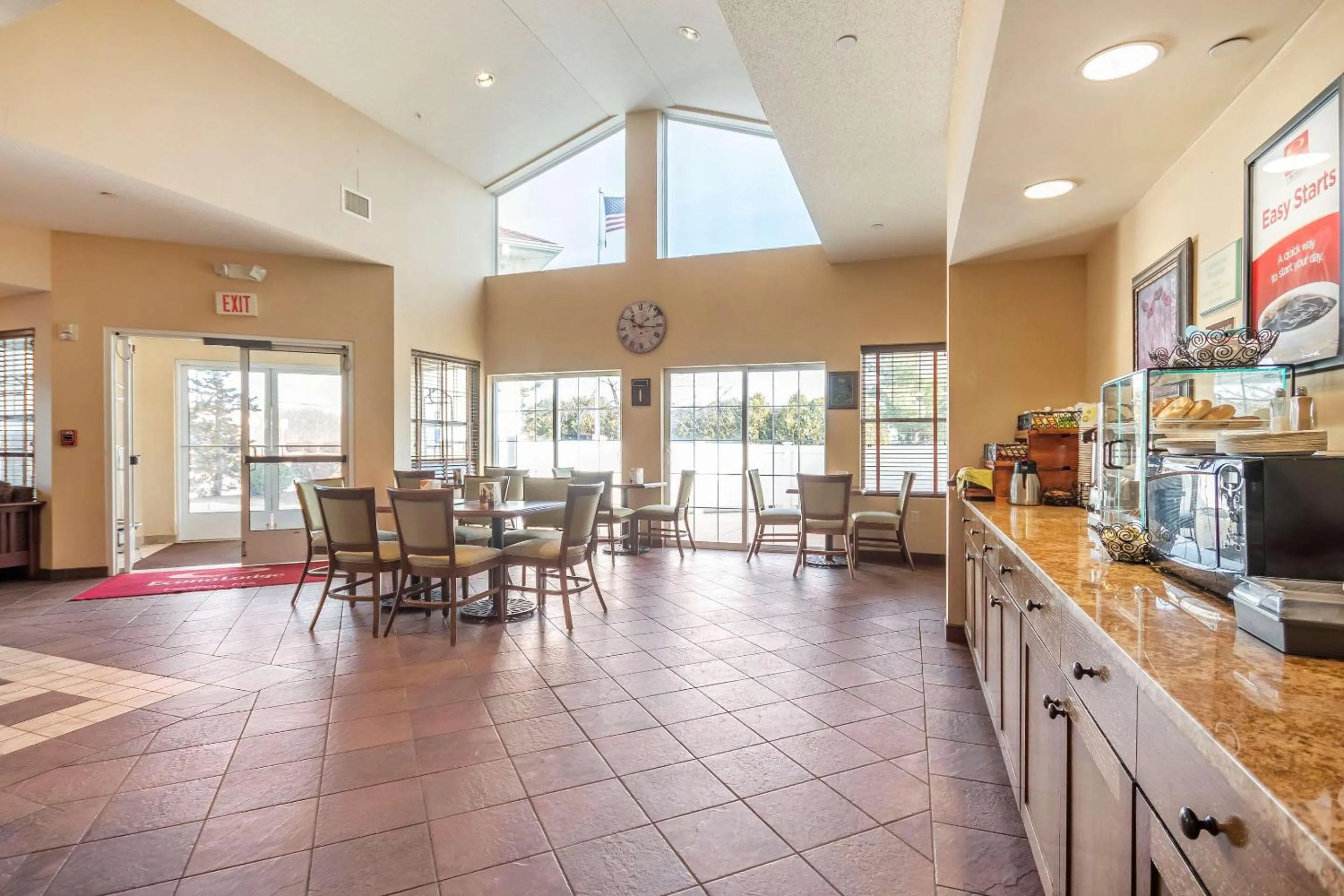 Restaurant/Places to Eat in Econo Lodge Hadley near University