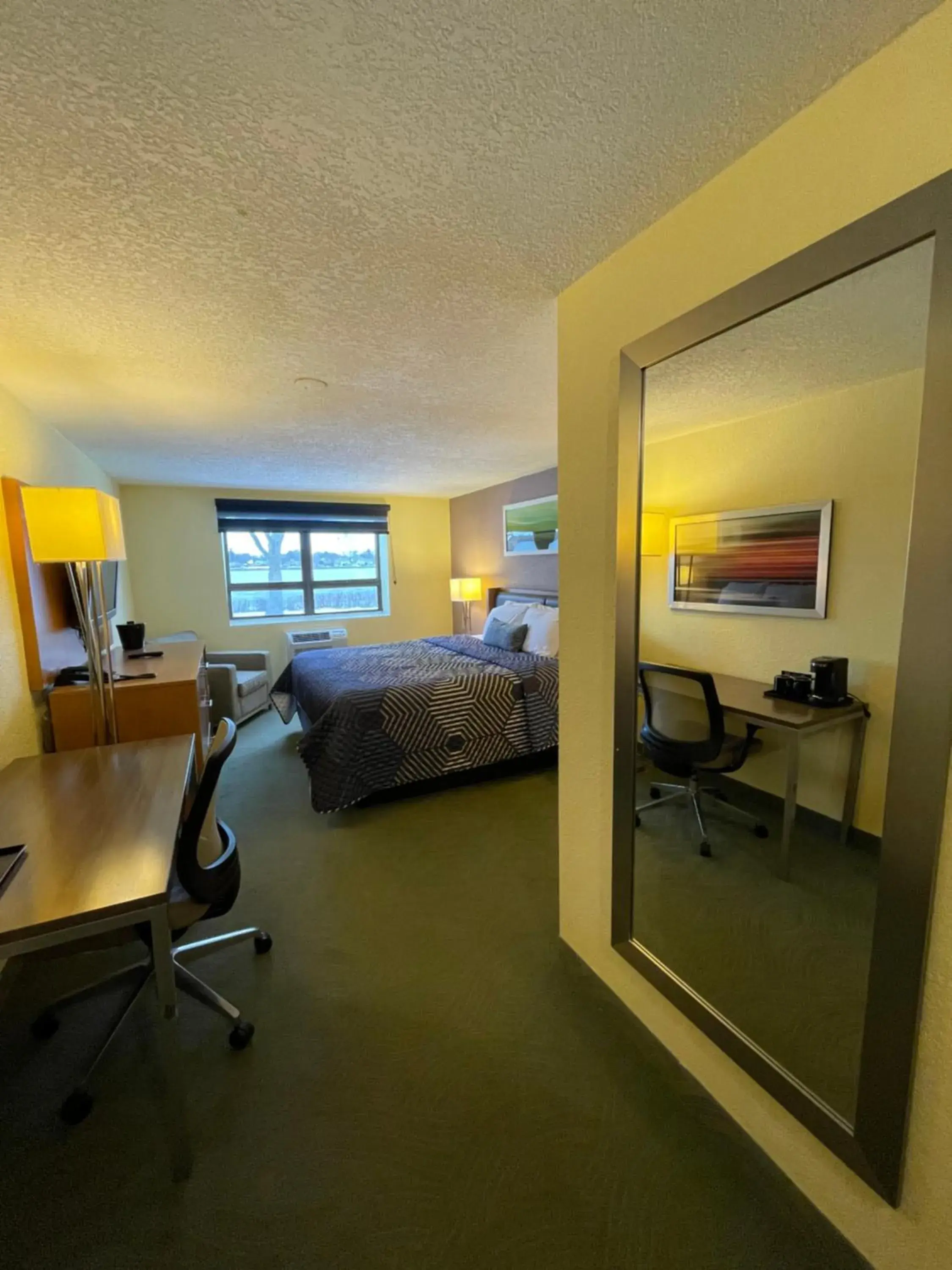 Bedroom, Bed in Lakeside Inn Bedroom, Bed in Lakeside Inn