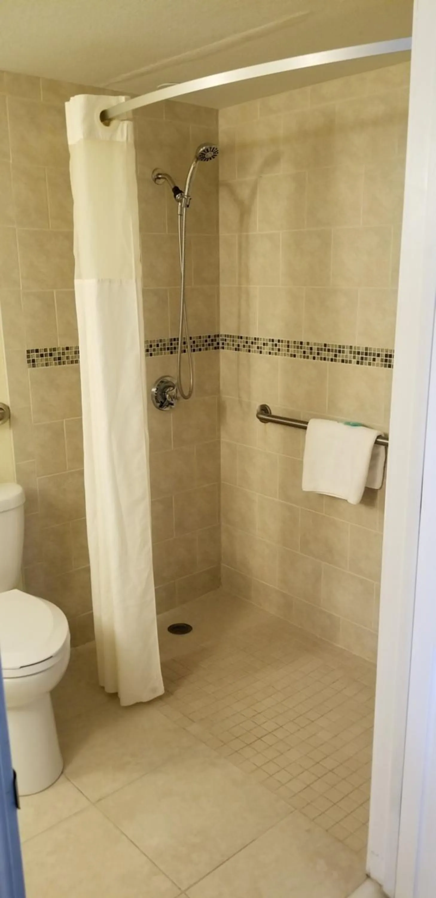 Shower in Lakeside Inn