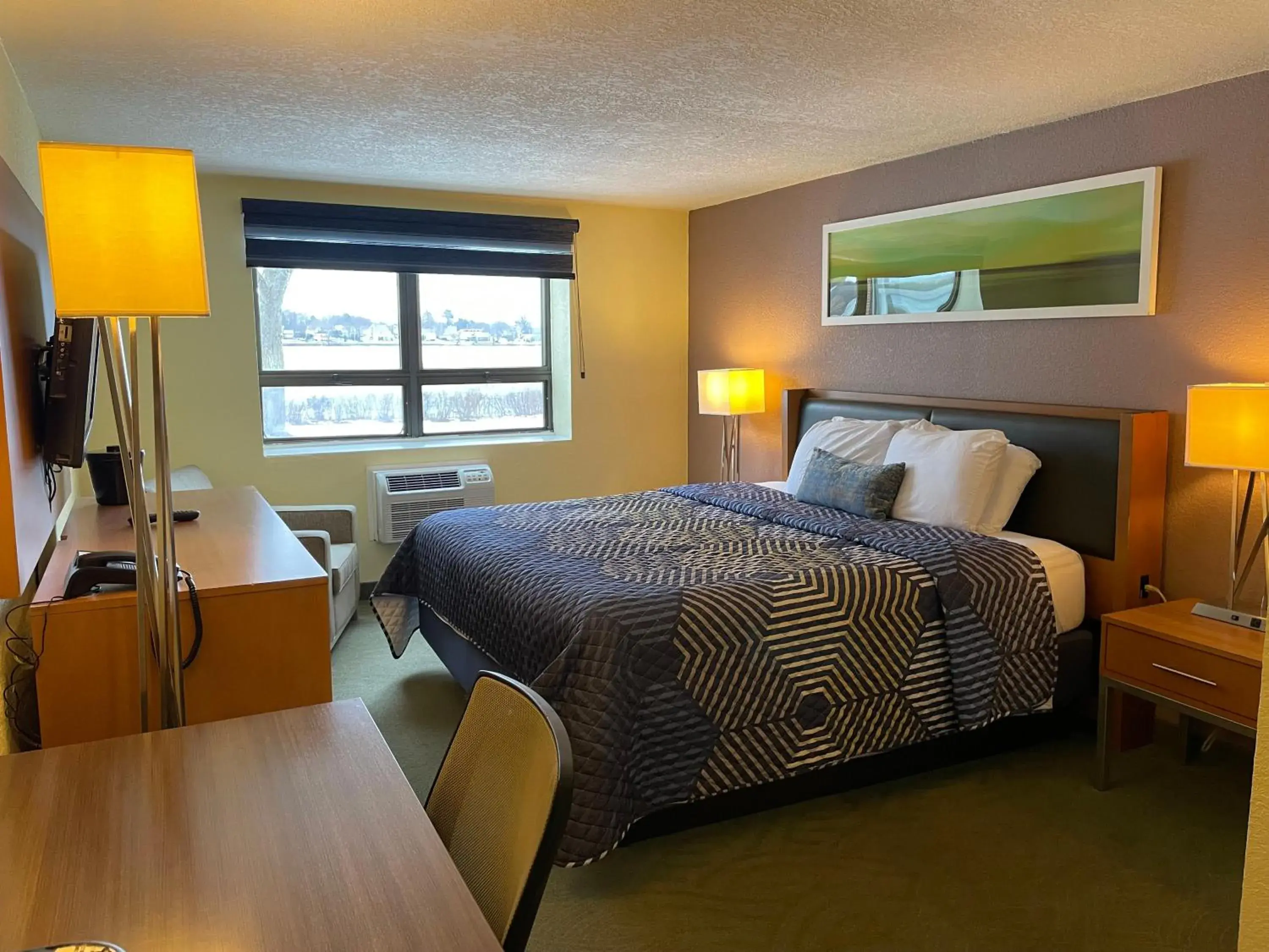 Bed in Lakeside Inn Bed in Lakeside Inn