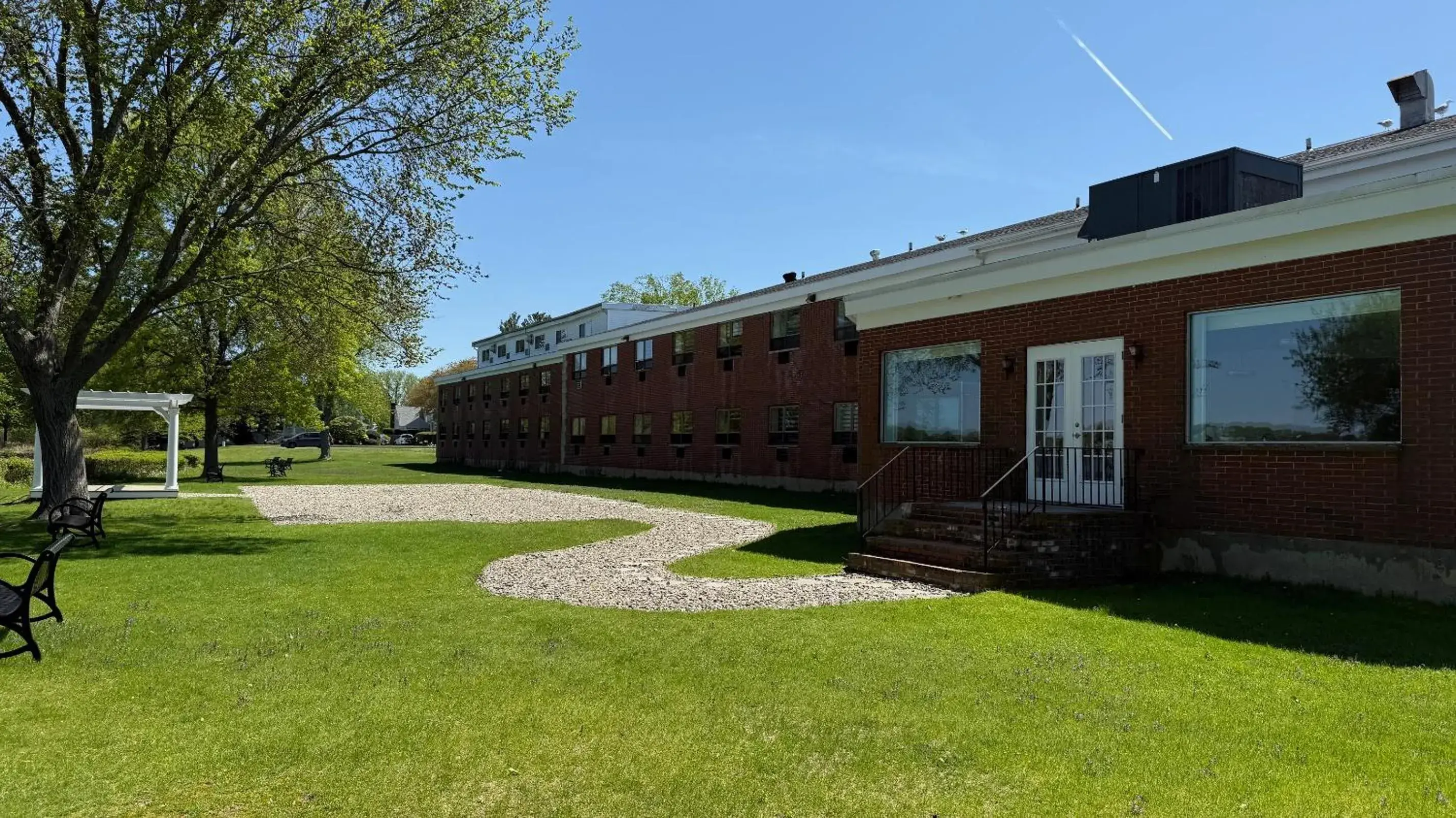 Property building in Lakeside Inn Property building in Lakeside Inn