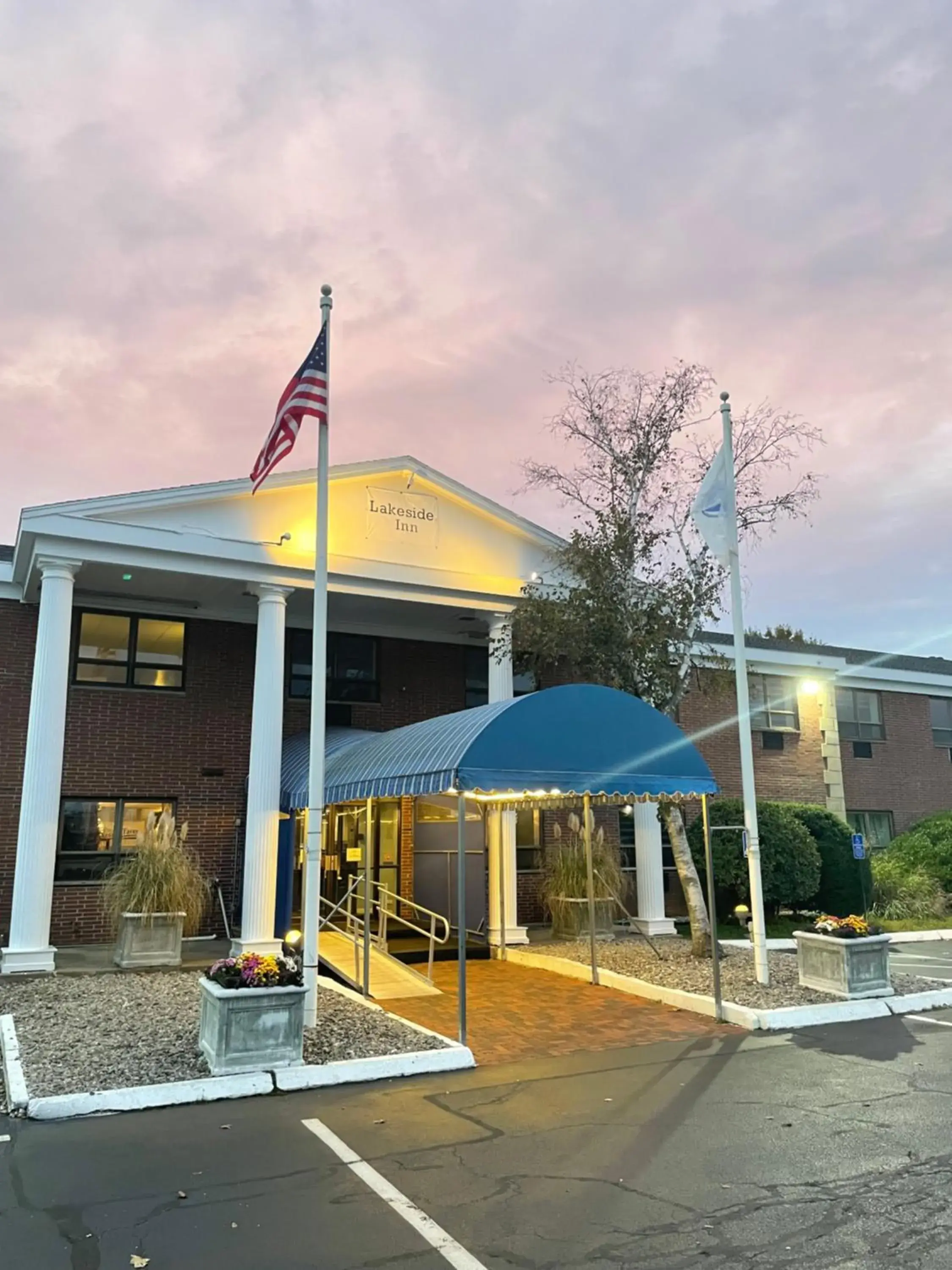 Property building in Lakeside Inn Property building in Lakeside Inn