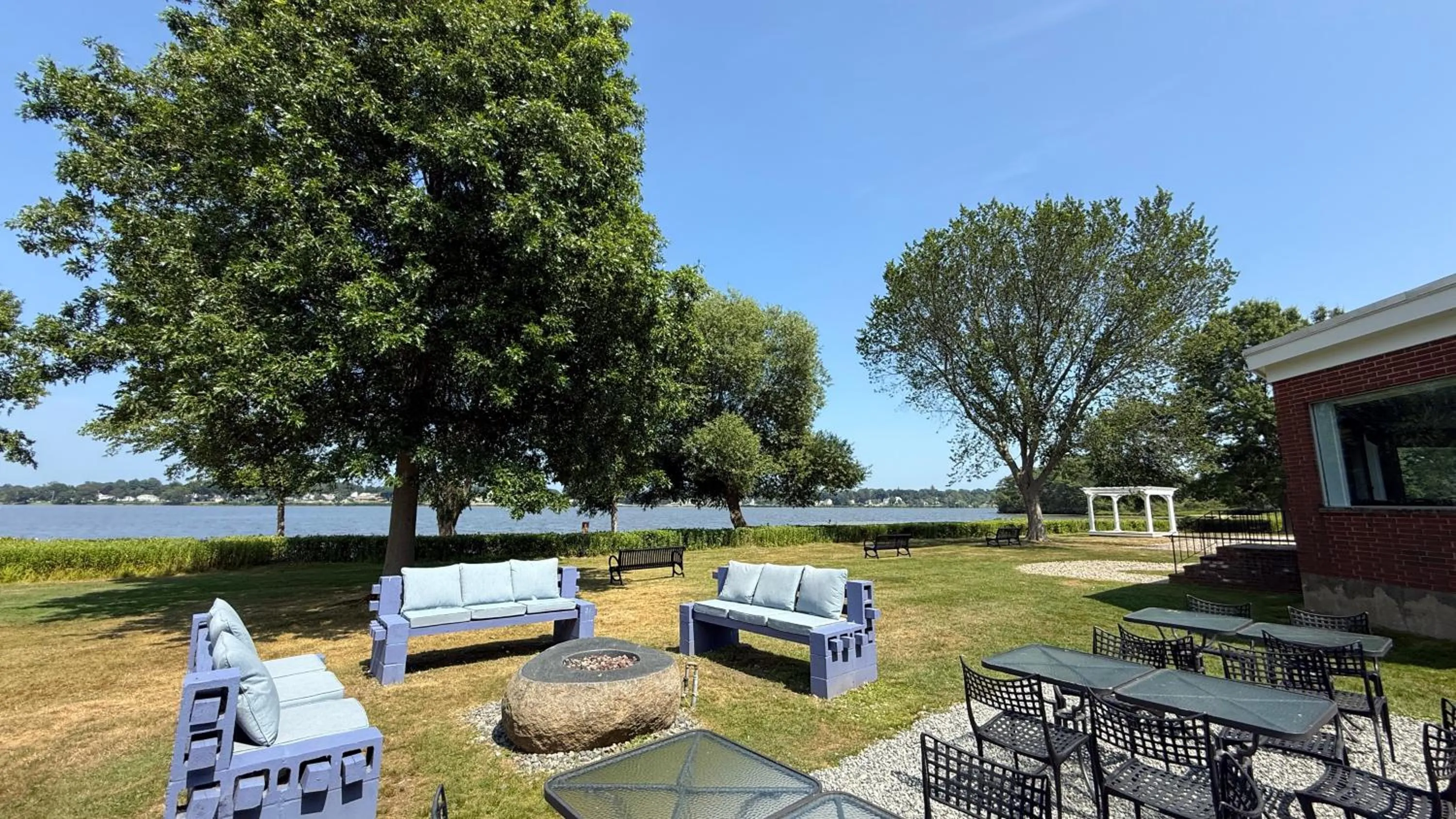 Patio in Lakeside Inn