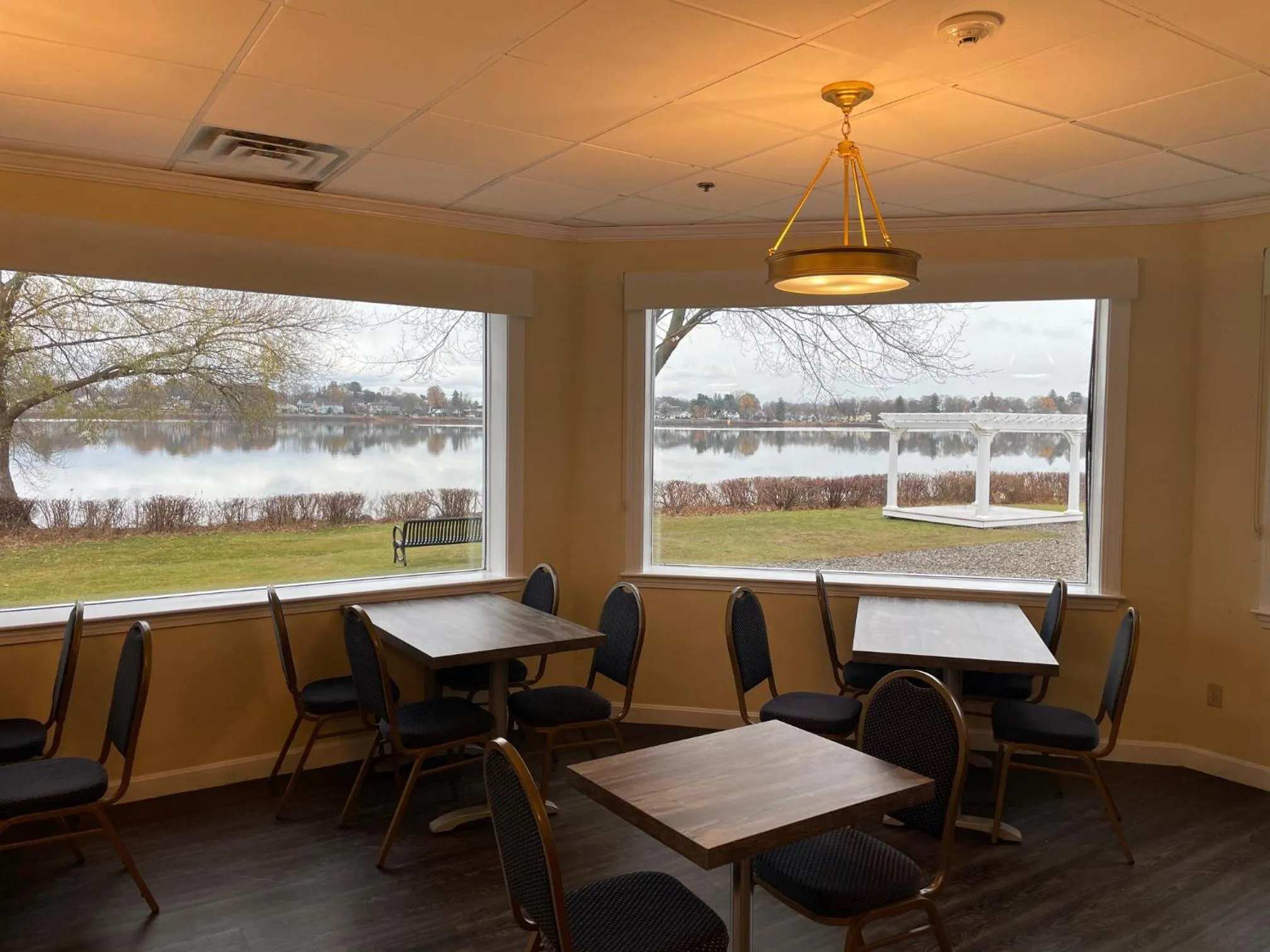 Breakfast in Lakeside Inn