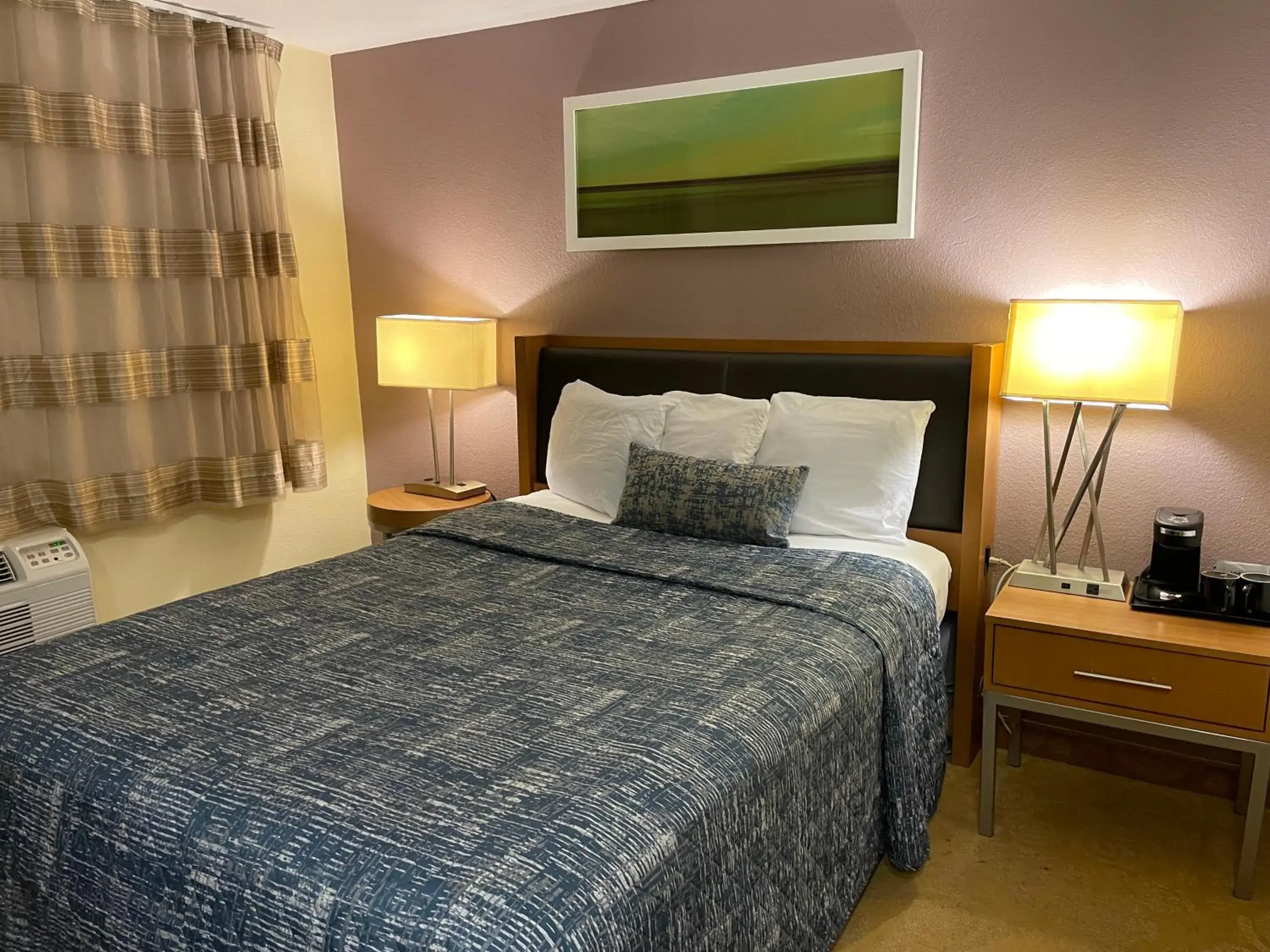 Bed in Lakeside Inn Bed in Lakeside Inn