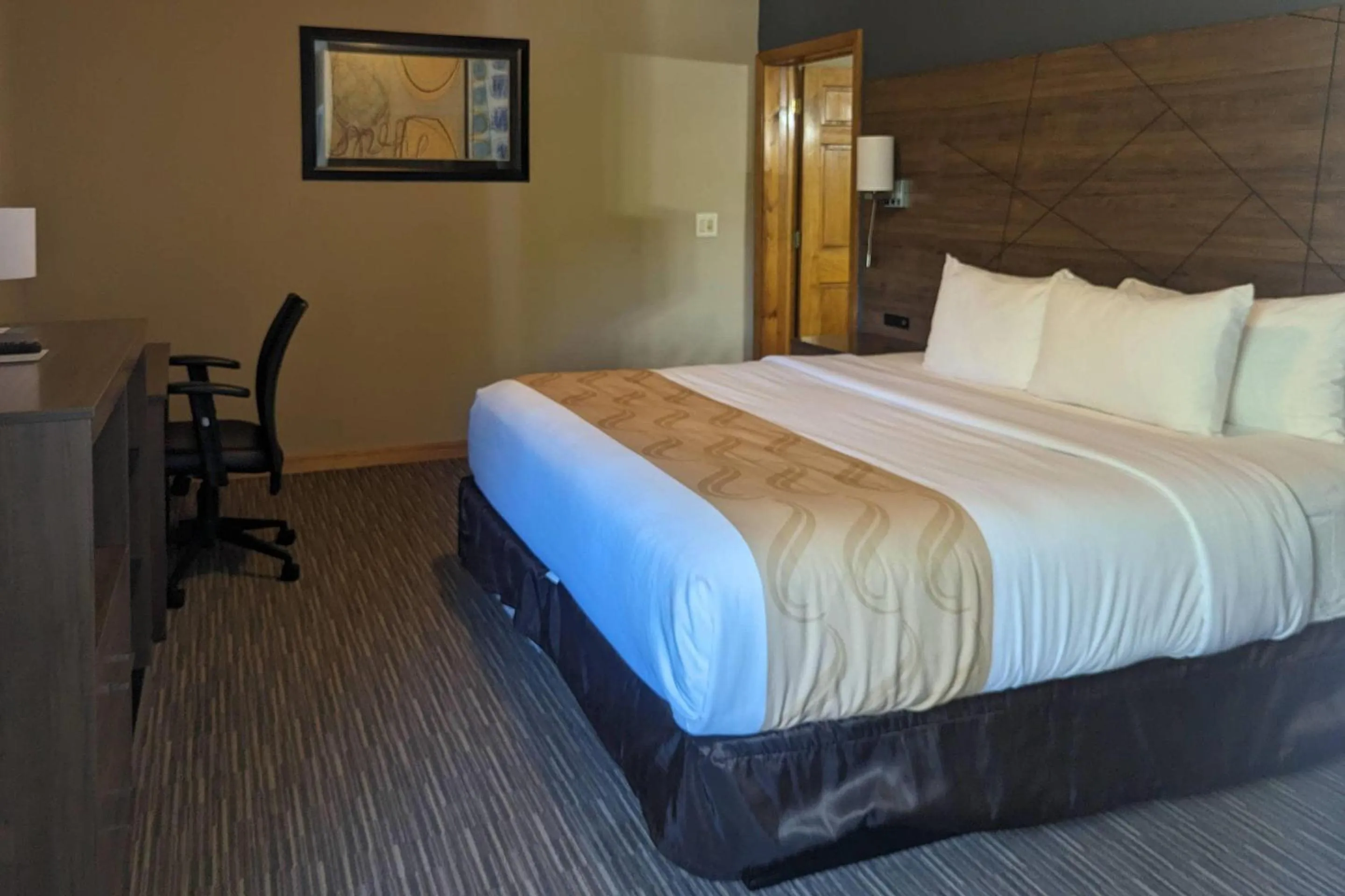 Bedroom, Bed in Quality Inn & Suites Northampton - Amherst