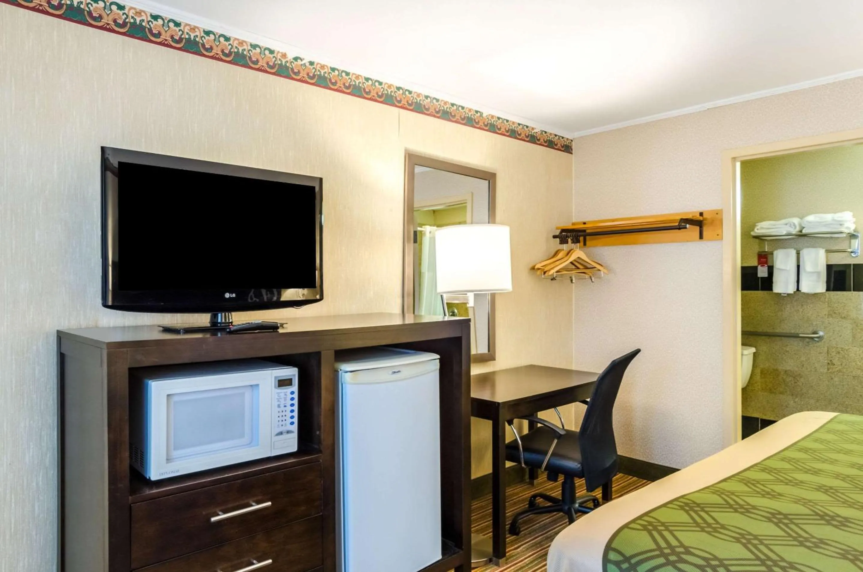 Photo of the whole room, Bed in Fairbridge Inn Express Pittsfield