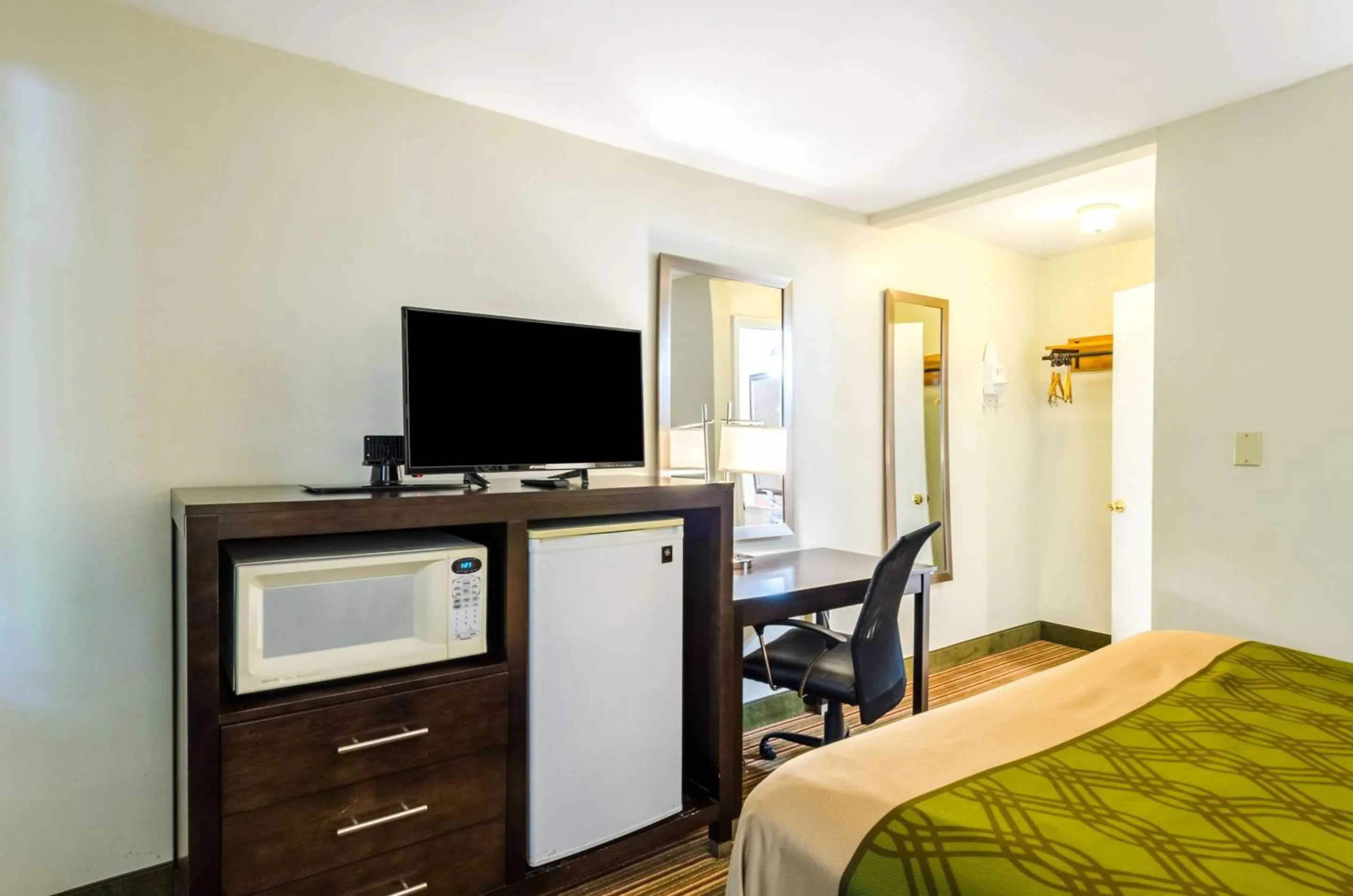 Photo of the whole room, Bed in Fairbridge Inn Express Pittsfield