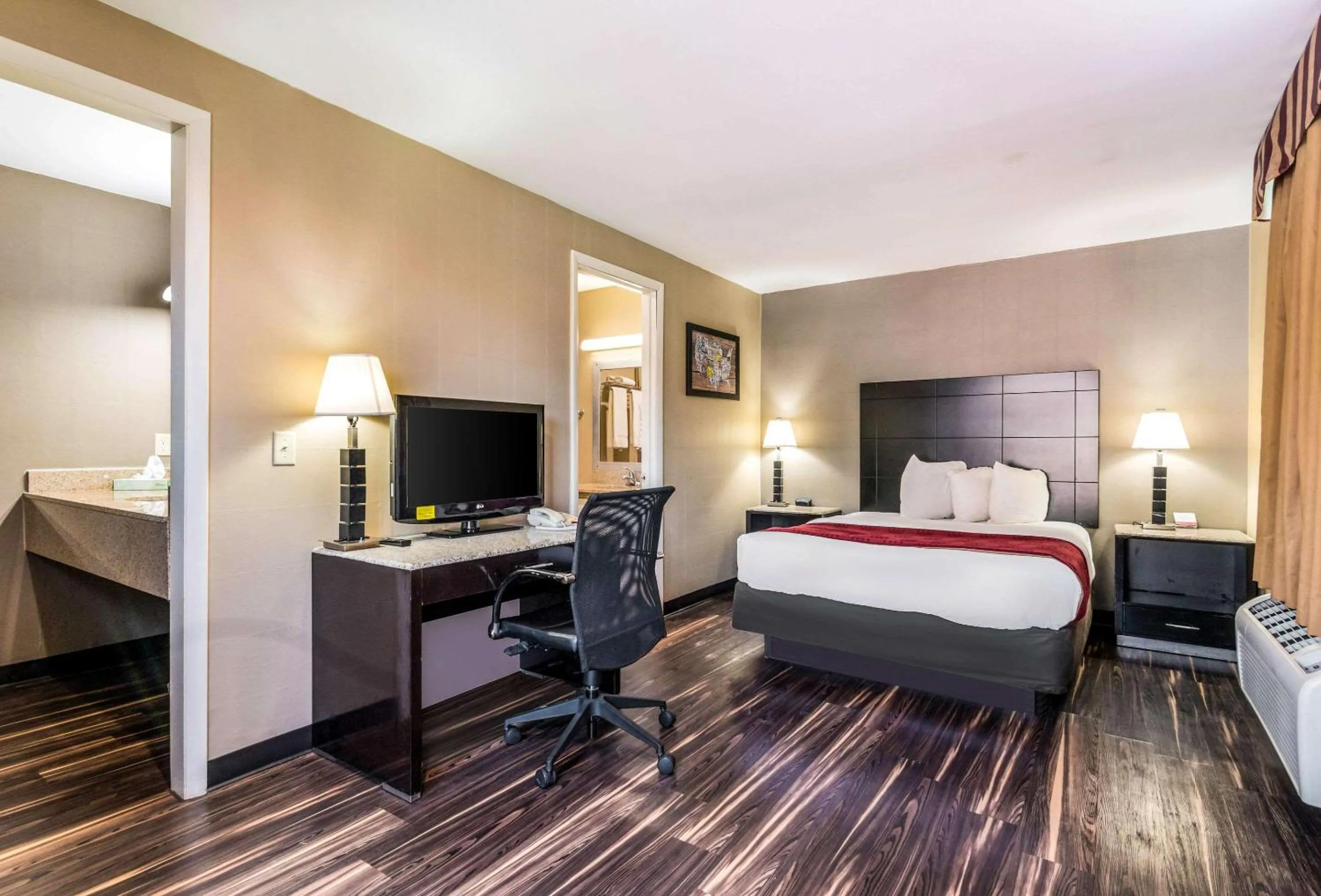 Bedroom, Bed in Econo Lodge Pocomoke City Hwy 13