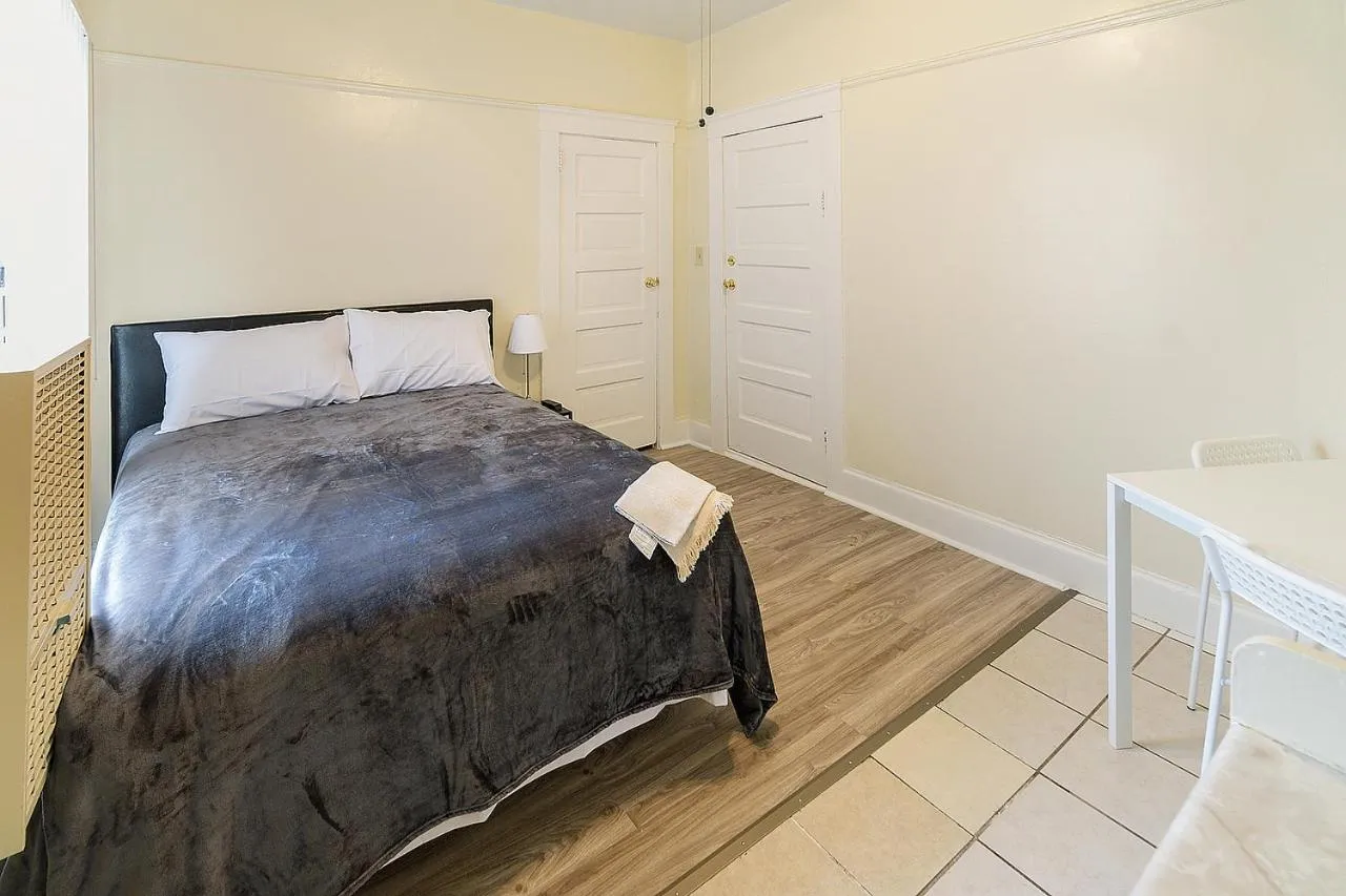 Bed in Pads on Pasadena Ave