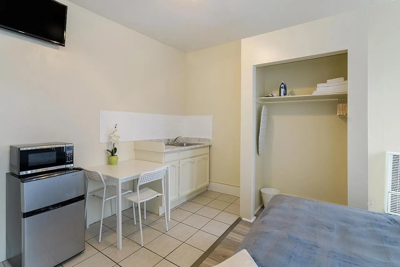 Bed in Pads on Pasadena Ave