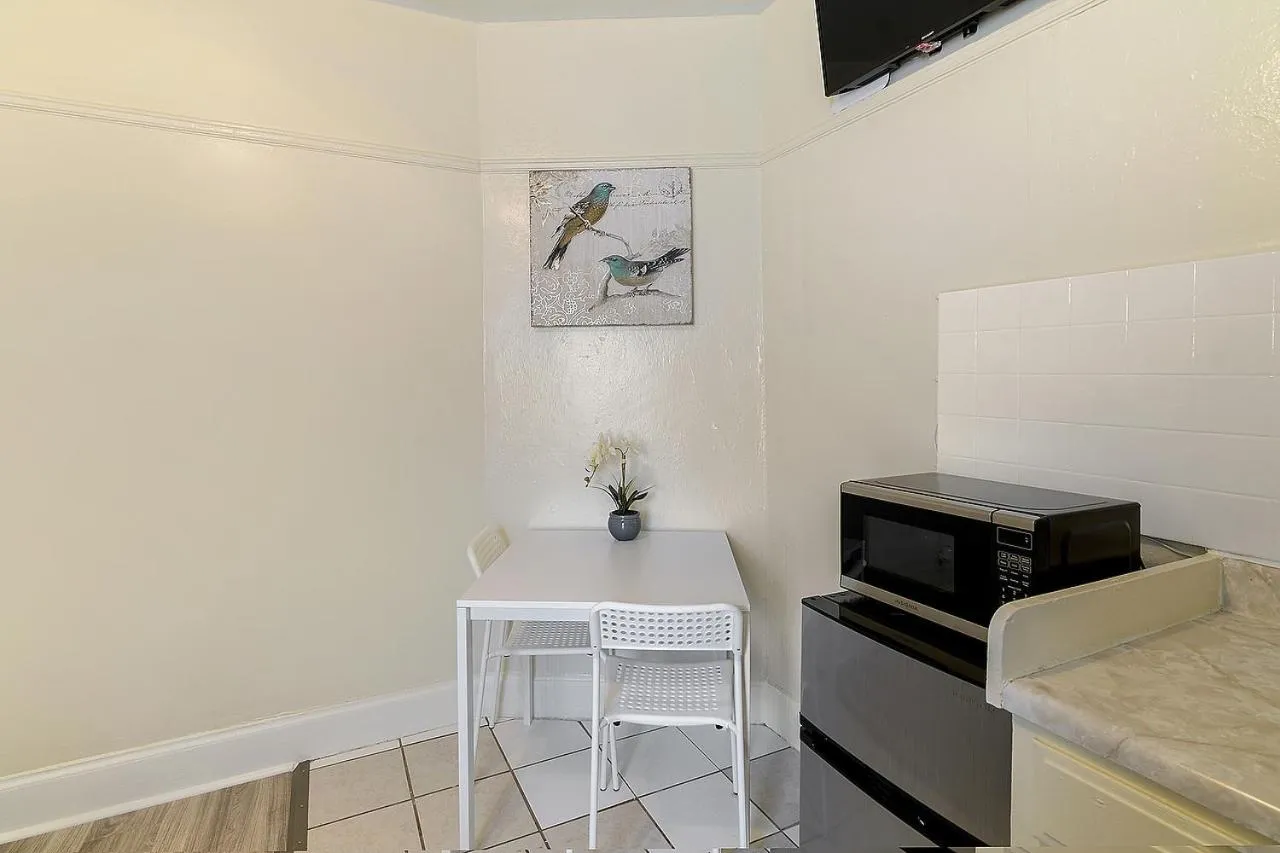 Bed in Pads on Pasadena Ave