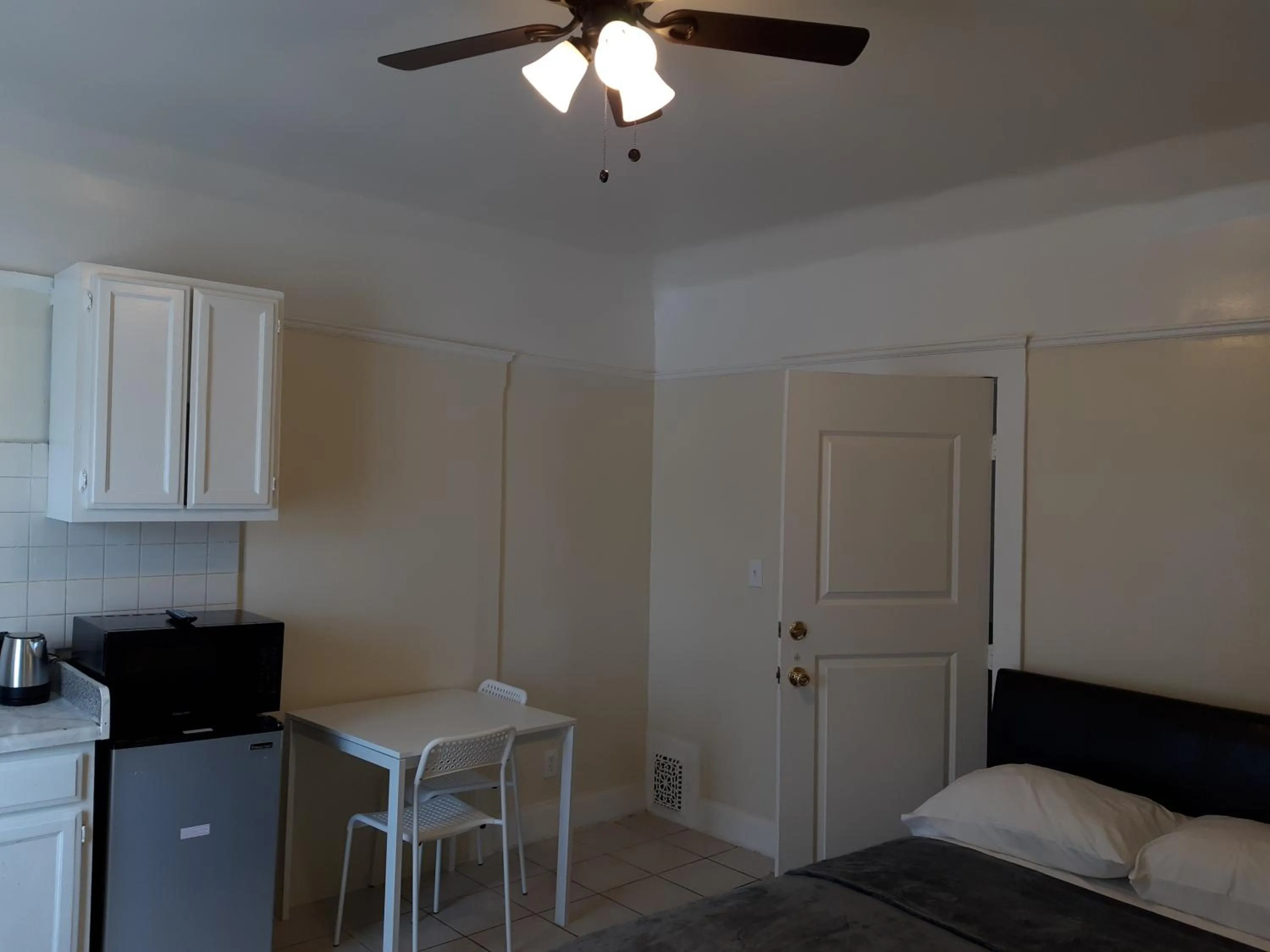 Bed in Pads on Pasadena Ave