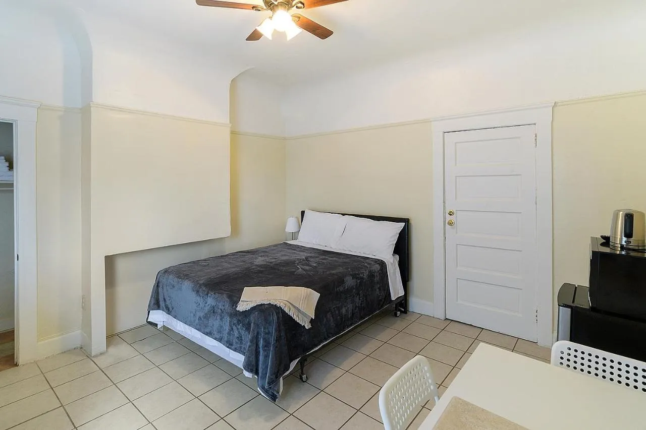 Bed in Pads on Pasadena Ave