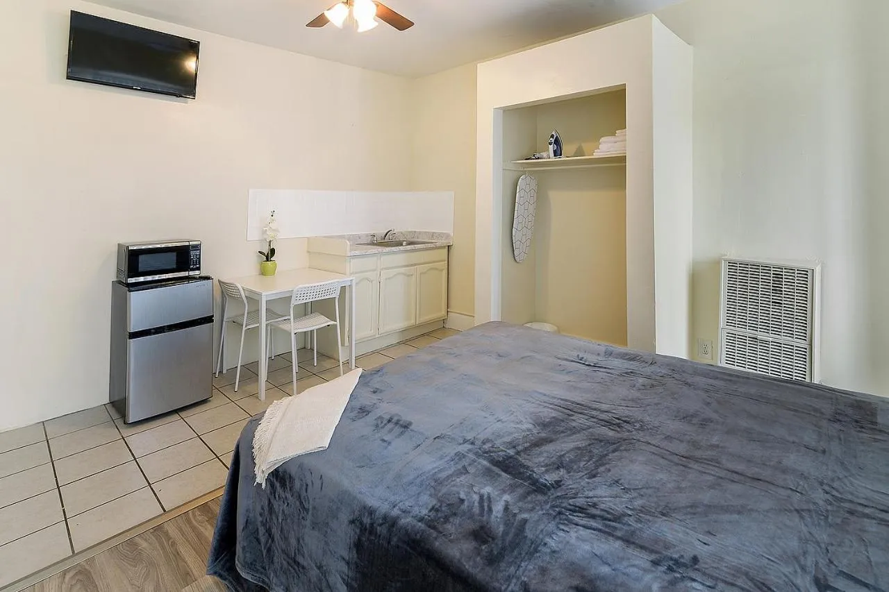 Bed in Pads on Pasadena Ave