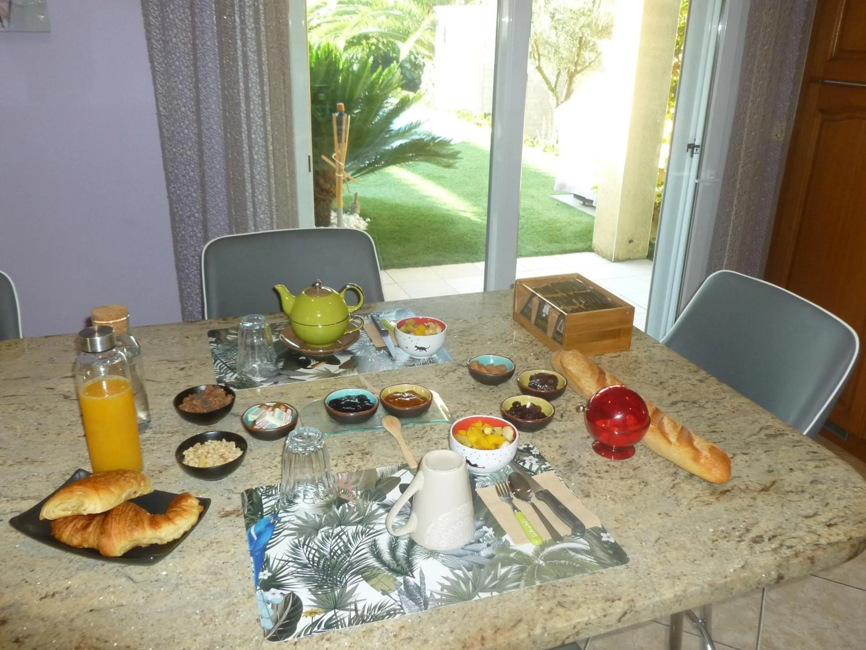 Continental breakfast in Chambre avec charme