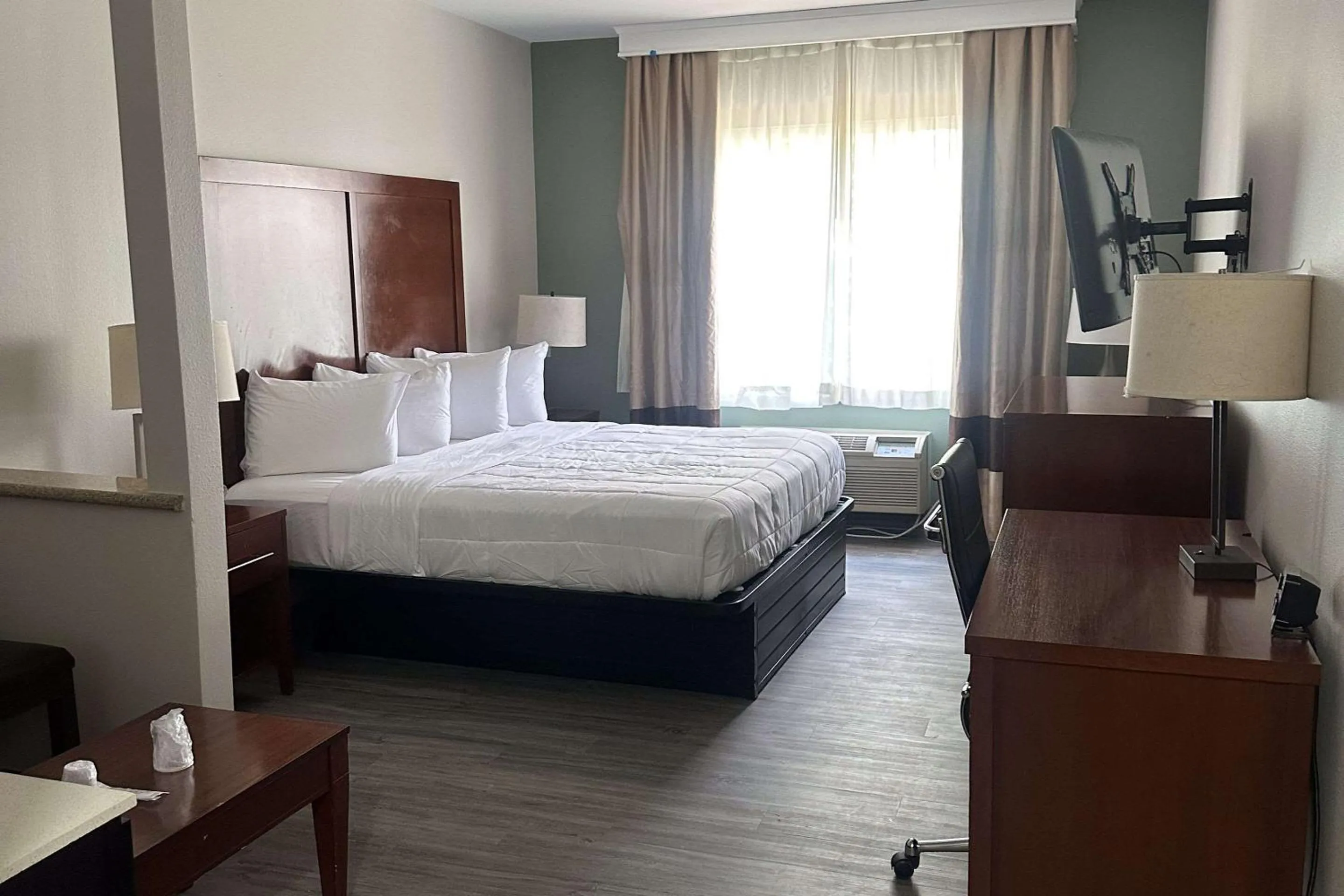 Bedroom, Bed in Quality Suites Waldorf