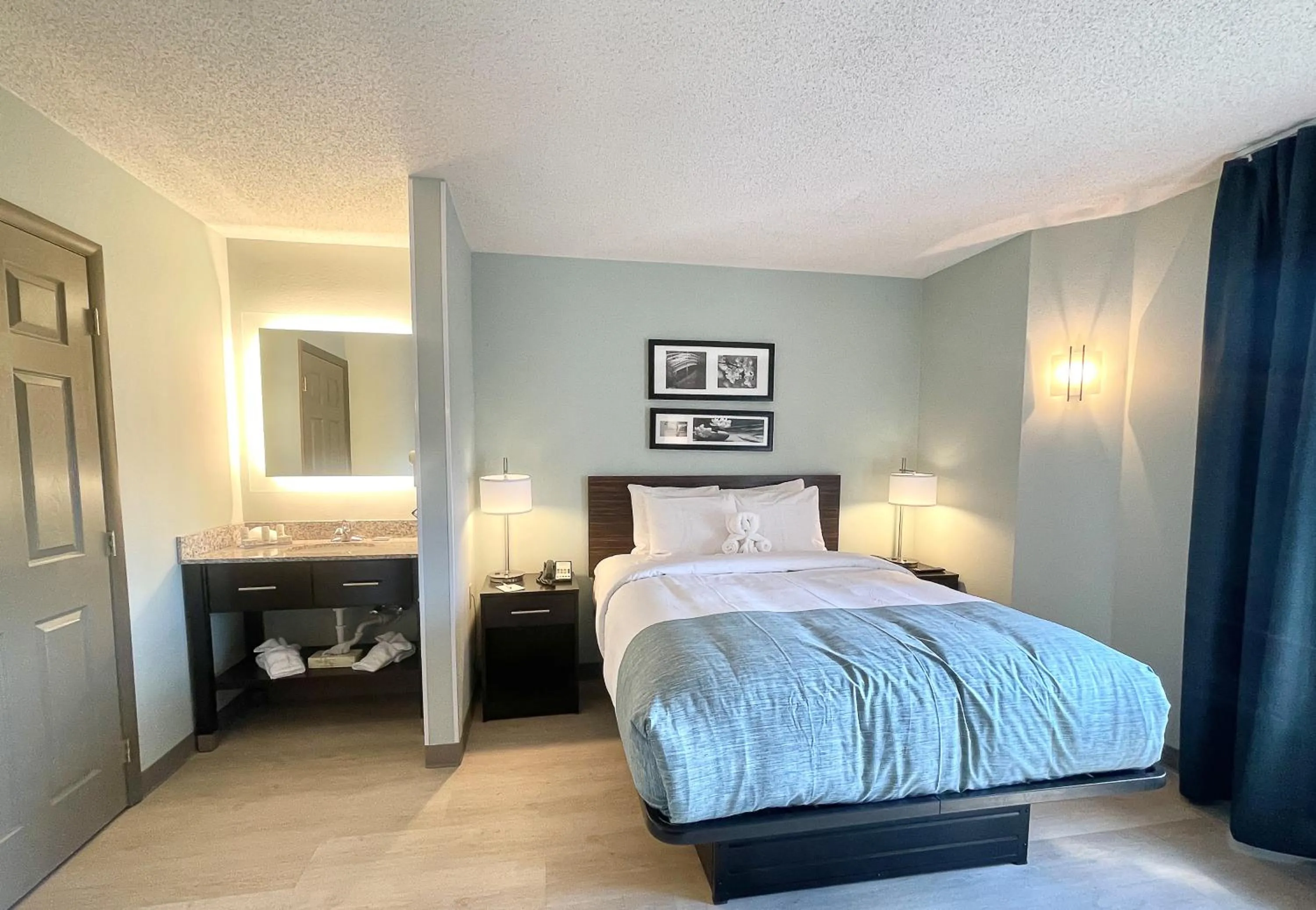 Bedroom, Bed in Wingate by Wyndham Salisbury