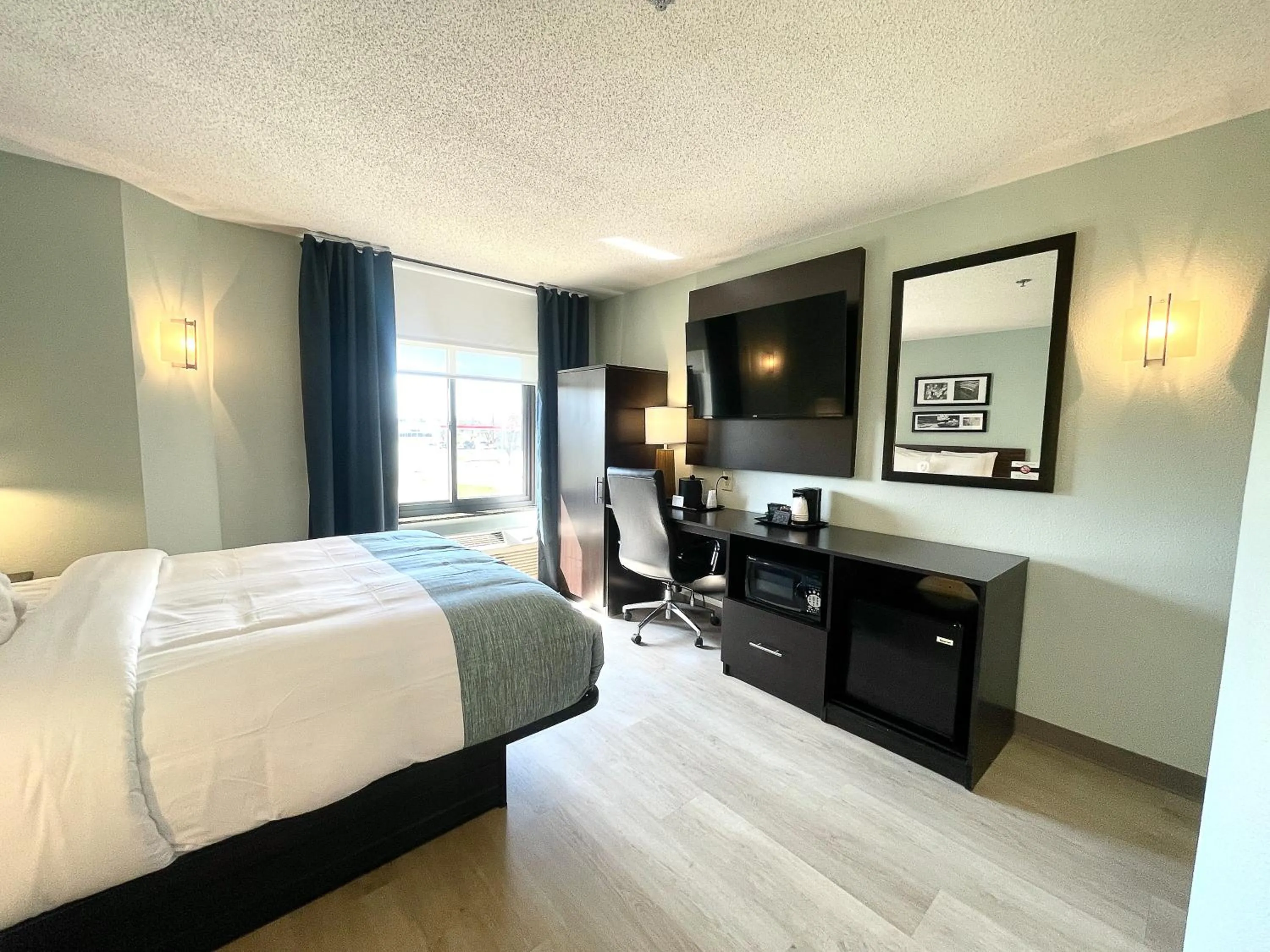 Communal lounge/ TV room, Bed in Wingate by Wyndham Salisbury