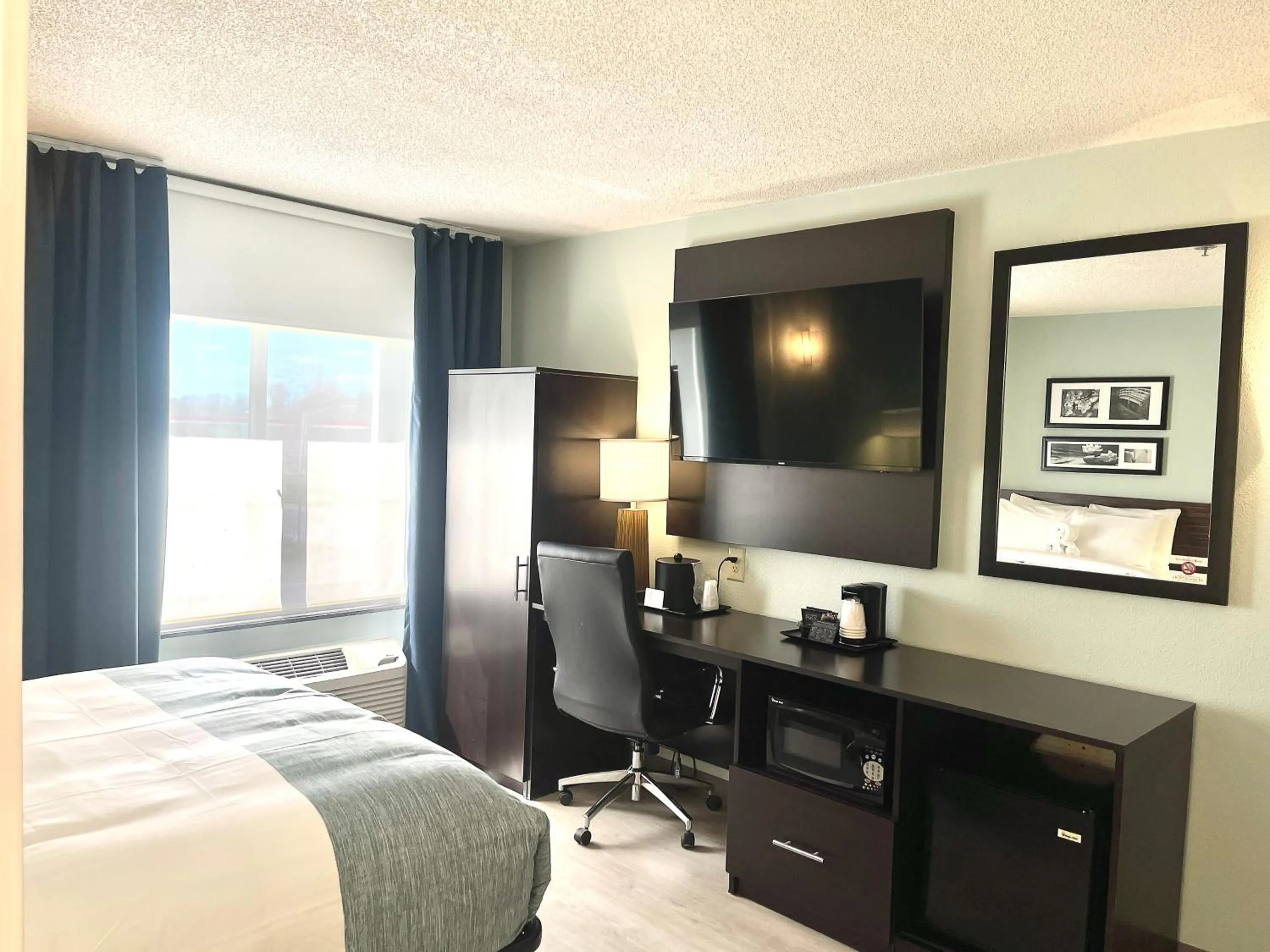 Bedroom, Bed in Wingate by Wyndham Salisbury