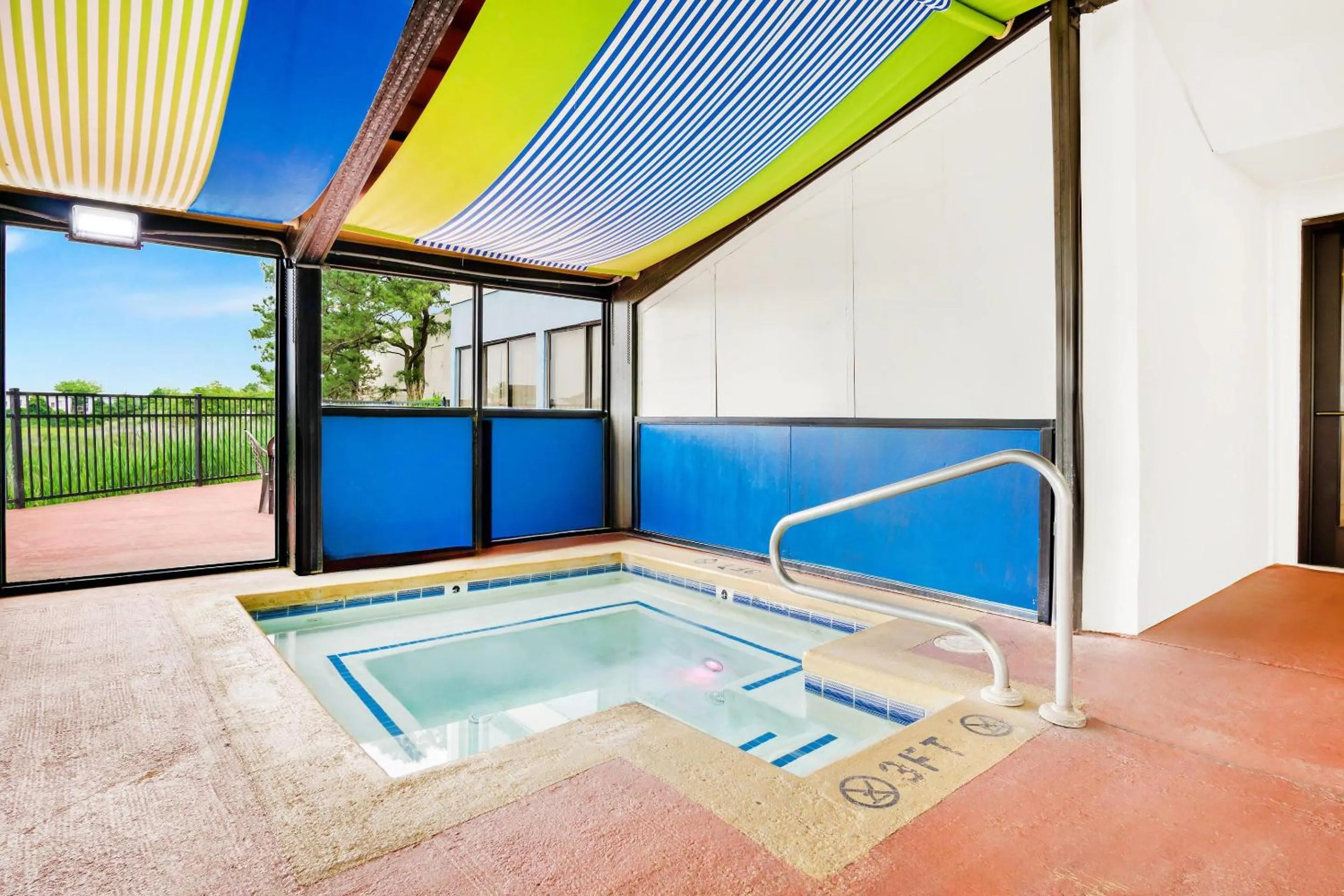 Swimming pool in Comfort Inn Gold Coast