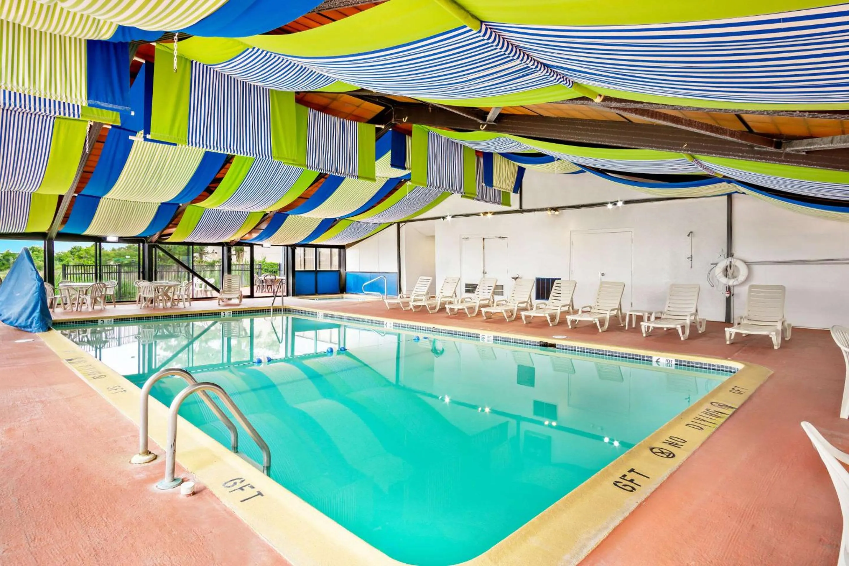 Swimming pool in Comfort Inn Gold Coast