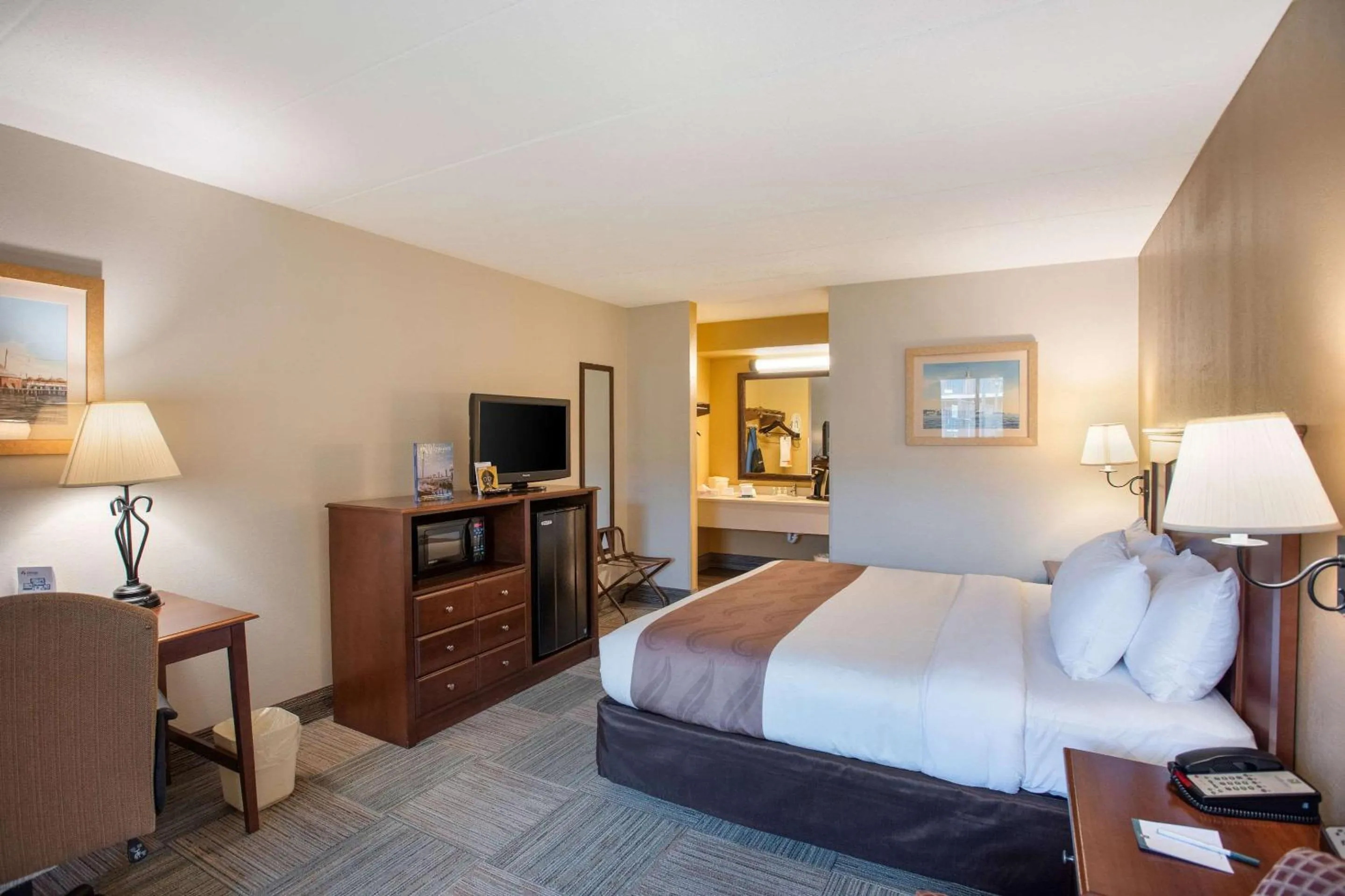 Photo of the whole room, Bed in Quality Inn Easton